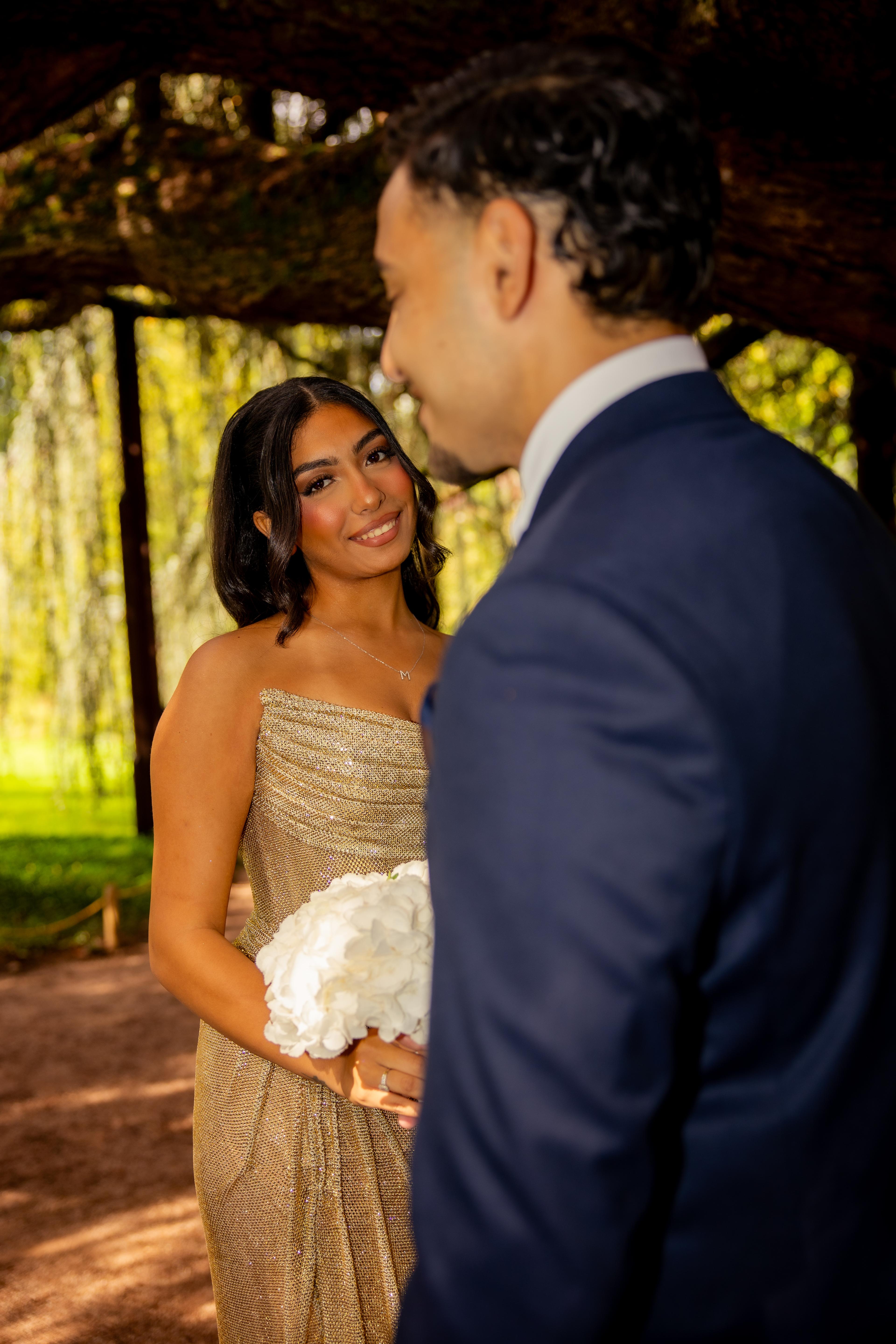 Marco et Marie sous un grand arbre du jardin