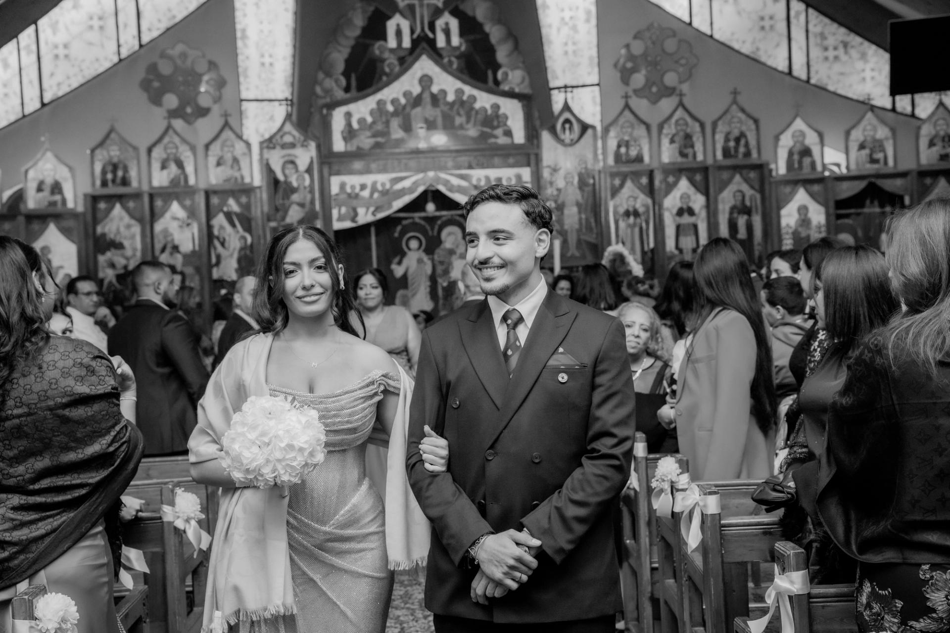 Marco et Marie devant l’autel en noir et blanc