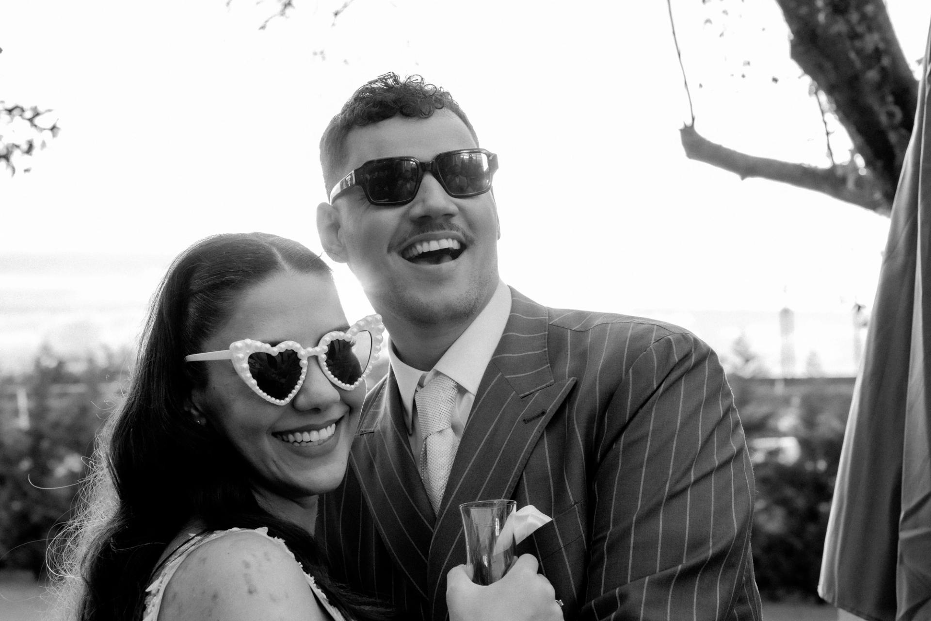 Les mariés portent des lunettes fantaisie en noir et blanc