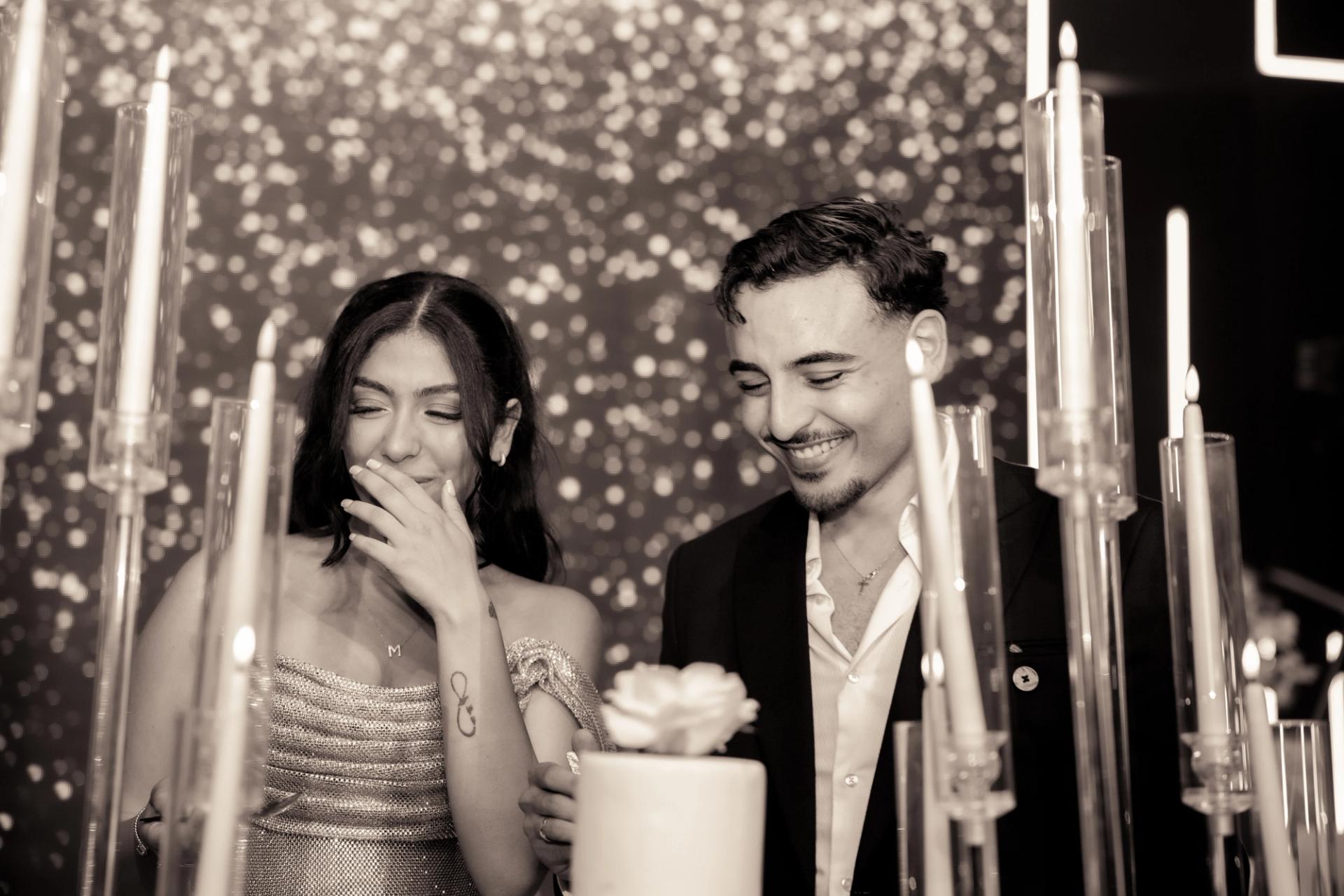 Marco et Marie rient devant leur gâteau en noir et blanc