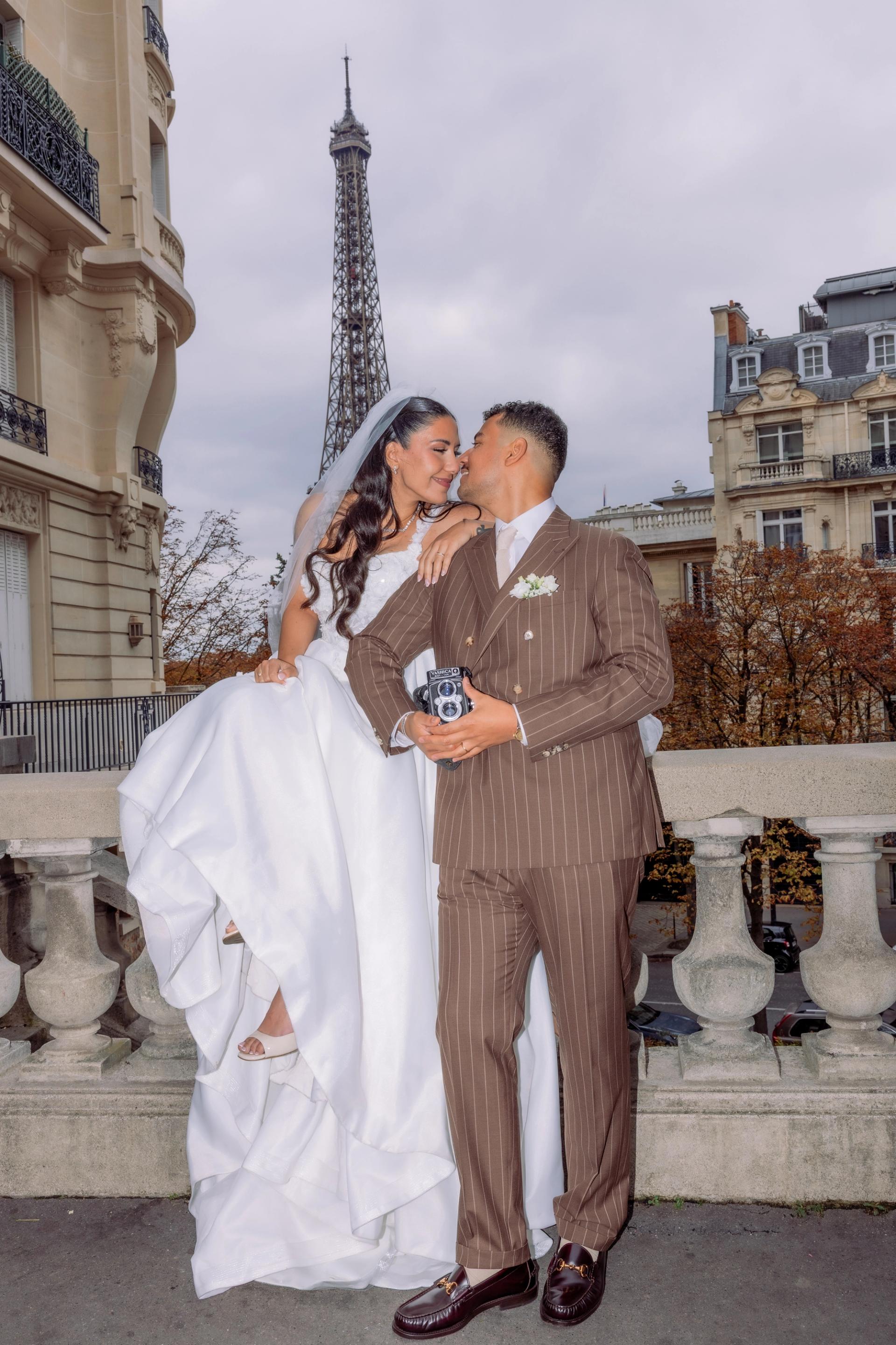 Portrait de Marie Ange et William devant la tour Eiffel