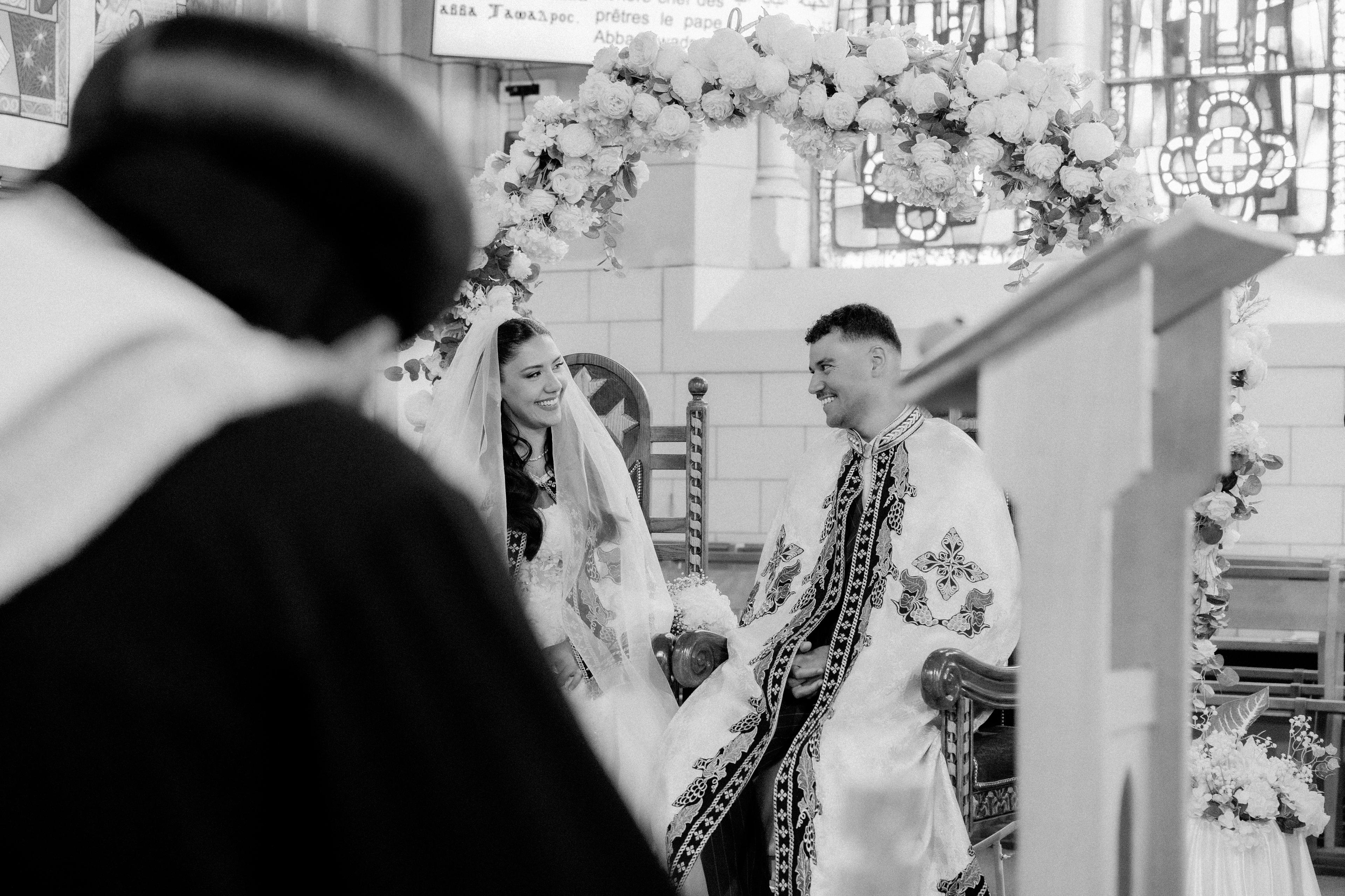 Marie Ange et William entourés du clergé en noir et blanc