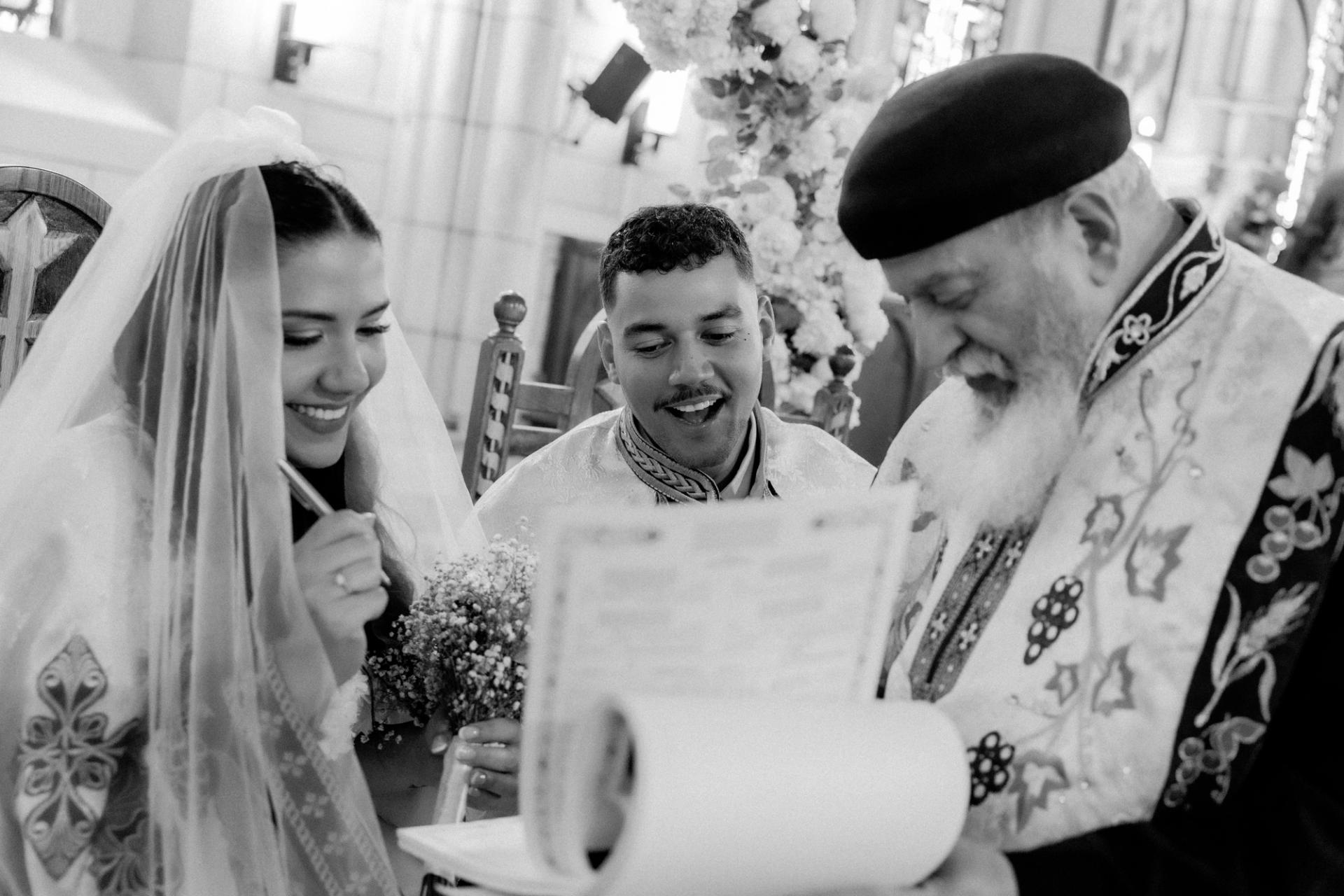 Signature du registre de mariage en noir et blanc