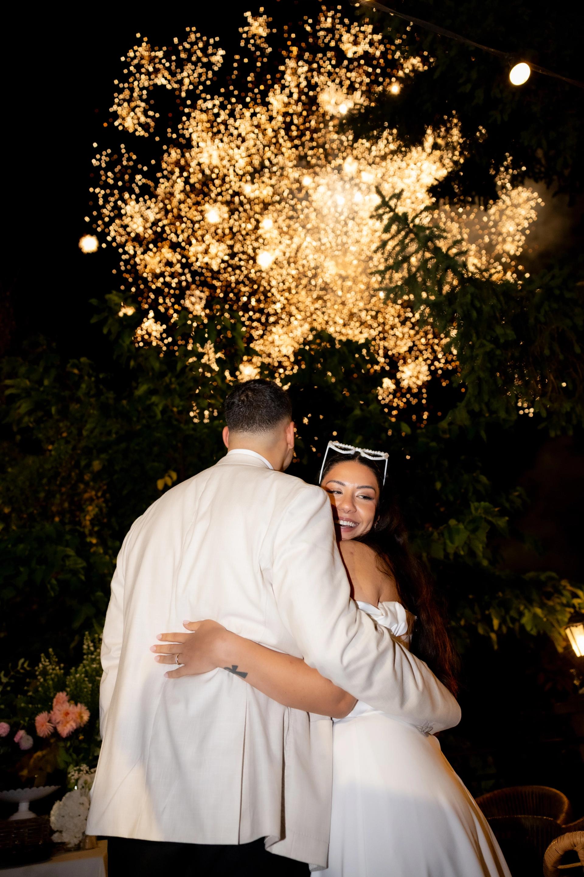 Marie Ange et William sous les étincelles d’un feu d’artifice