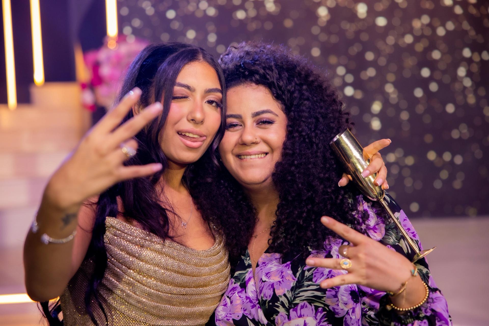 Marie prend une photo avec une invitée pendant la soirée