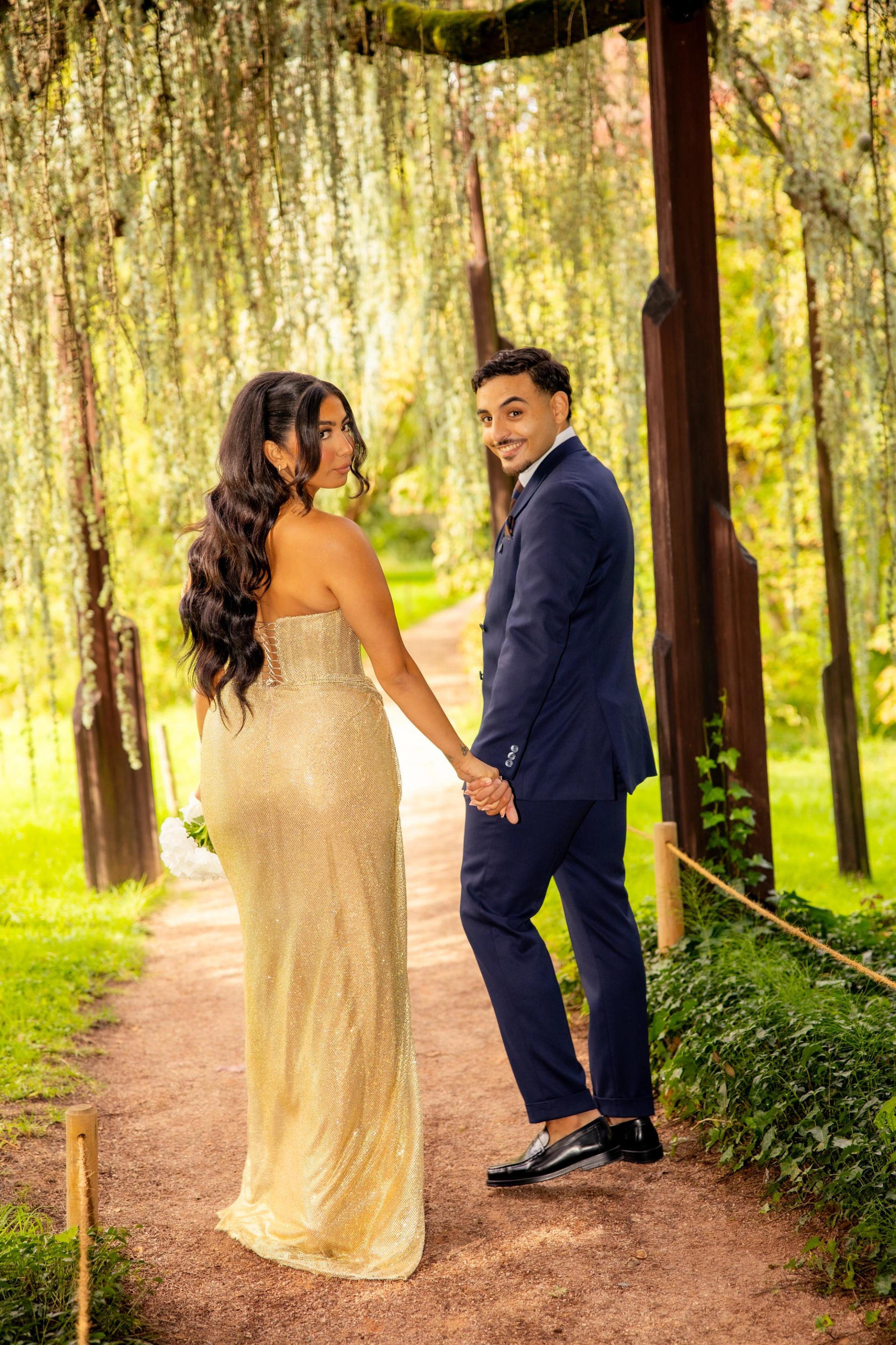 Marco et Marie se retournent sous les arbres