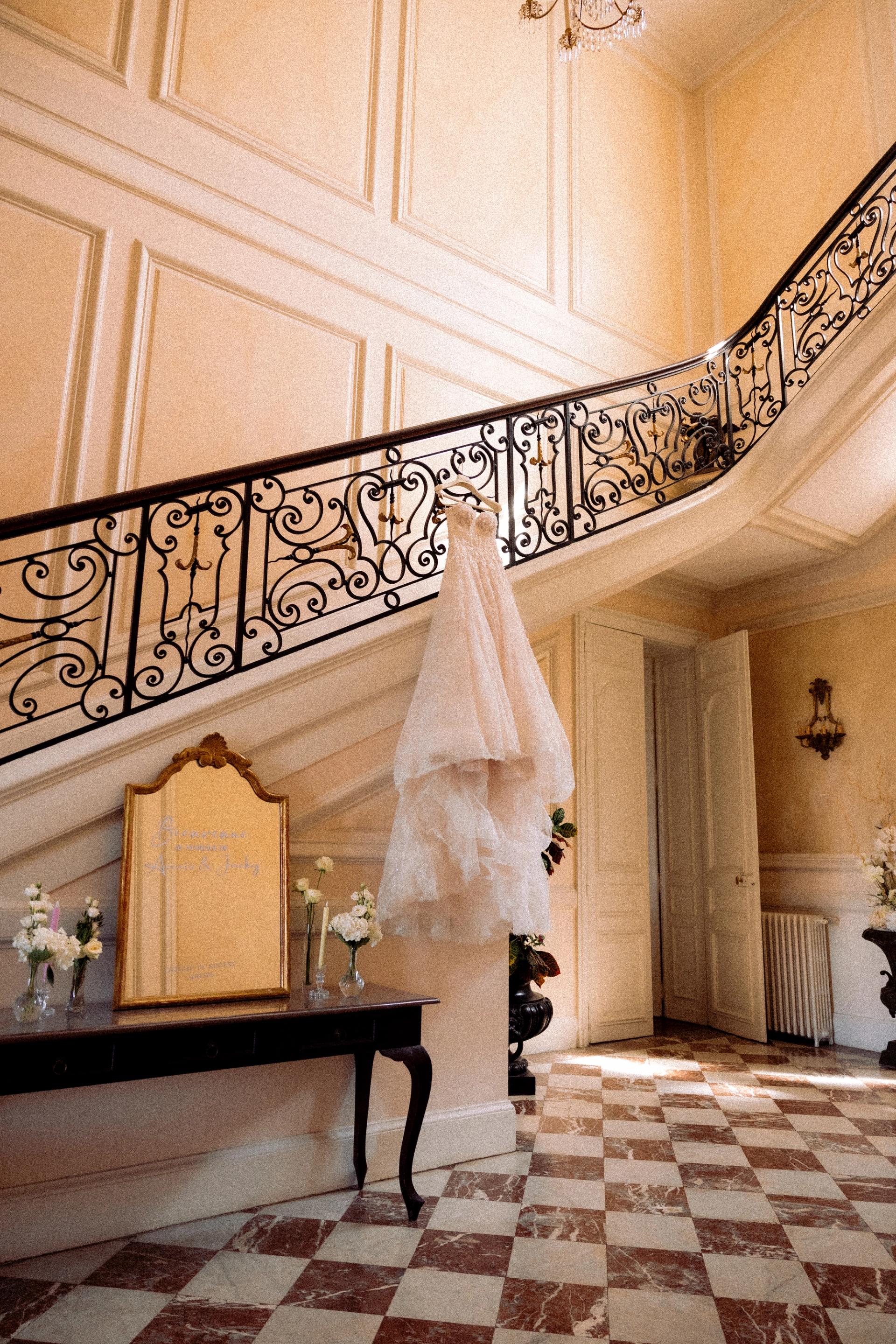 Robe de mariée suspendue dans l’escalier du Château de Santeny