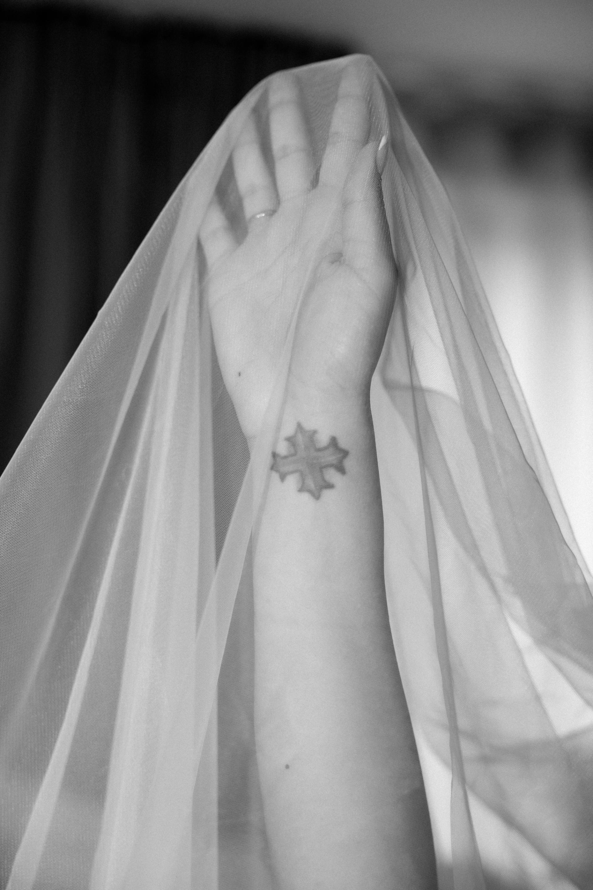 Détail brodé du voile de Marie Ange en noir et blanc