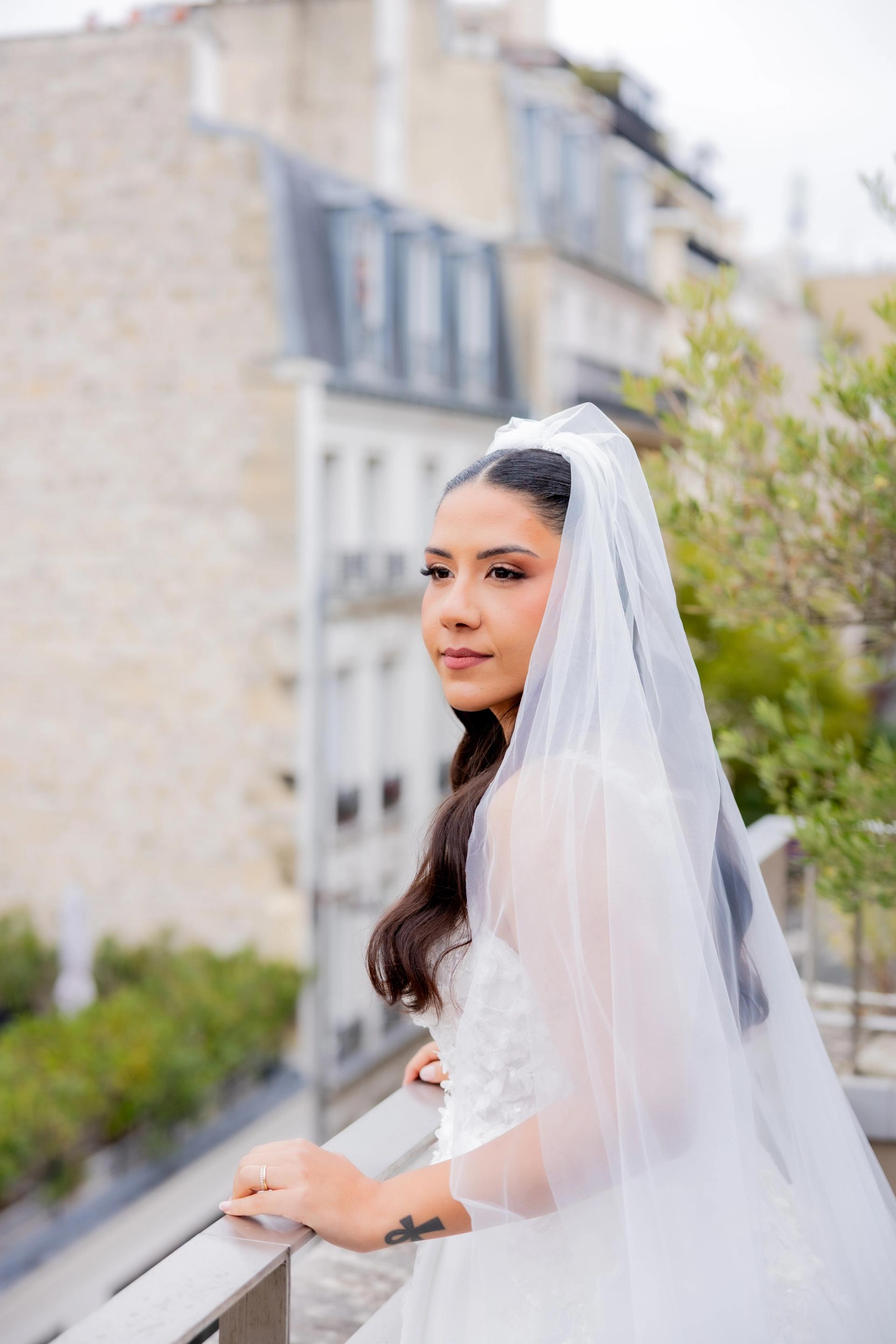 Portrait de Marie Ange sur un balcon parisien