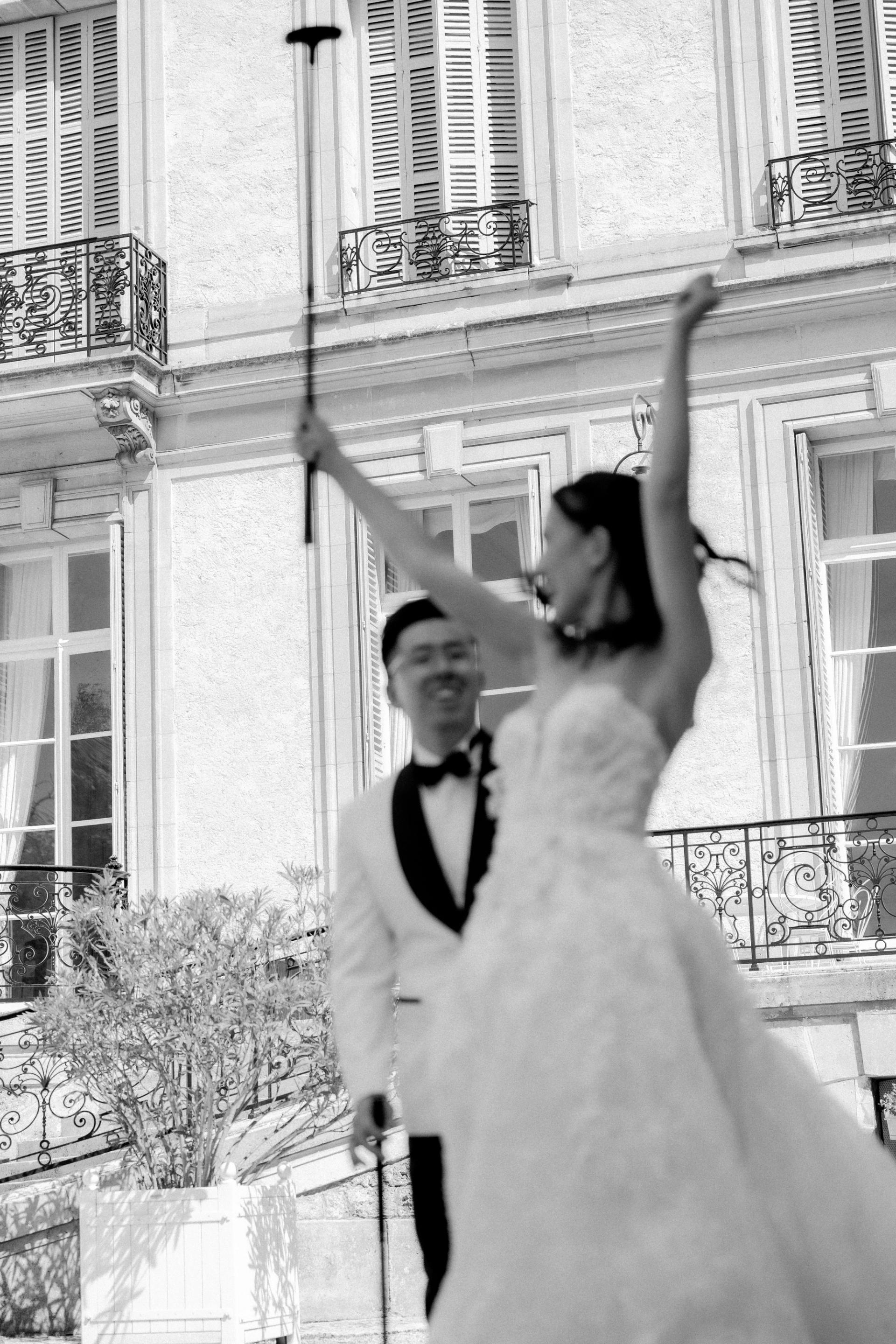 Anaïs célèbre devant la façade du château en noir et blanc