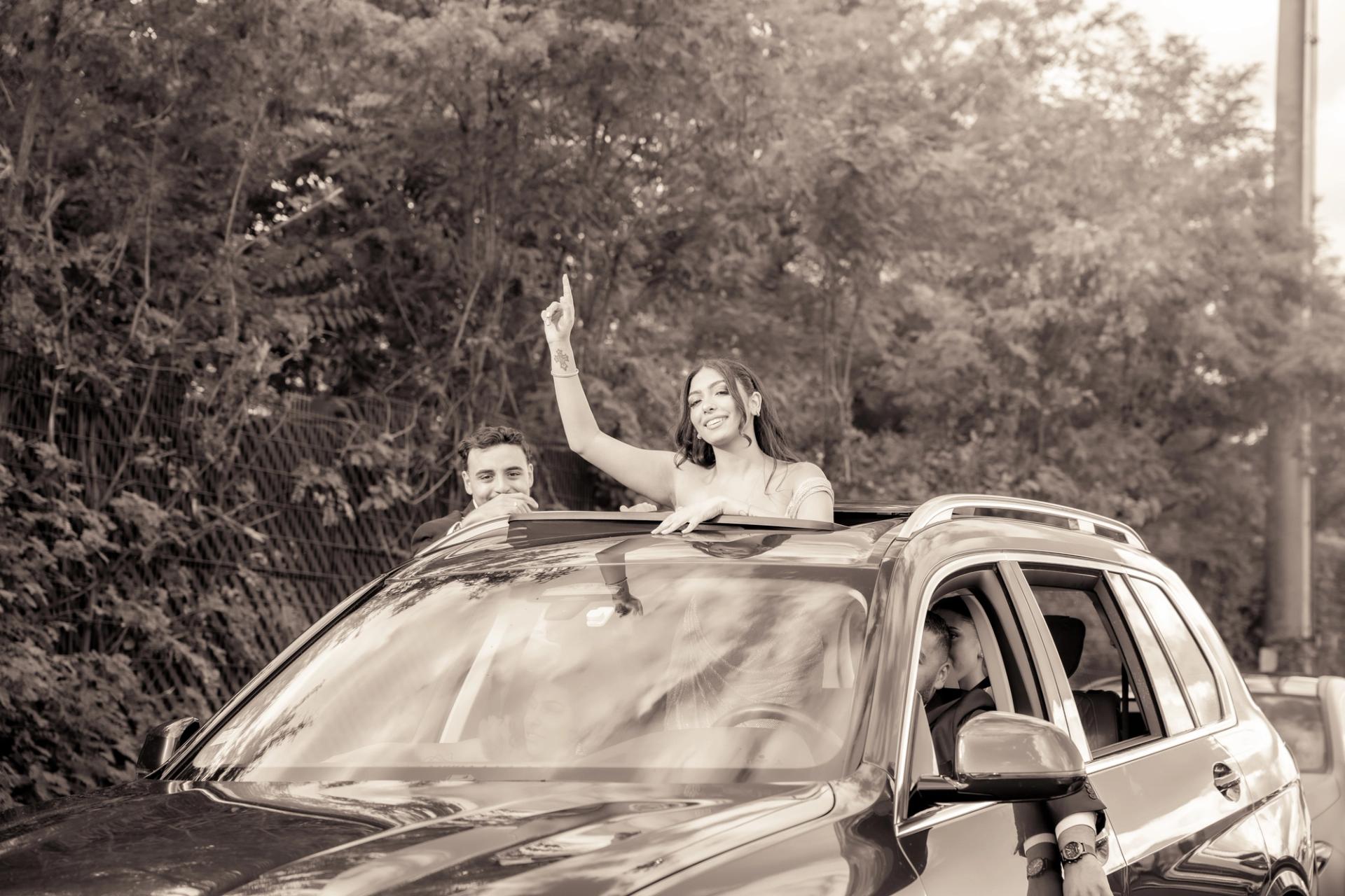 Marco et Marie saluent par le toit de la voiture en noir et blanc