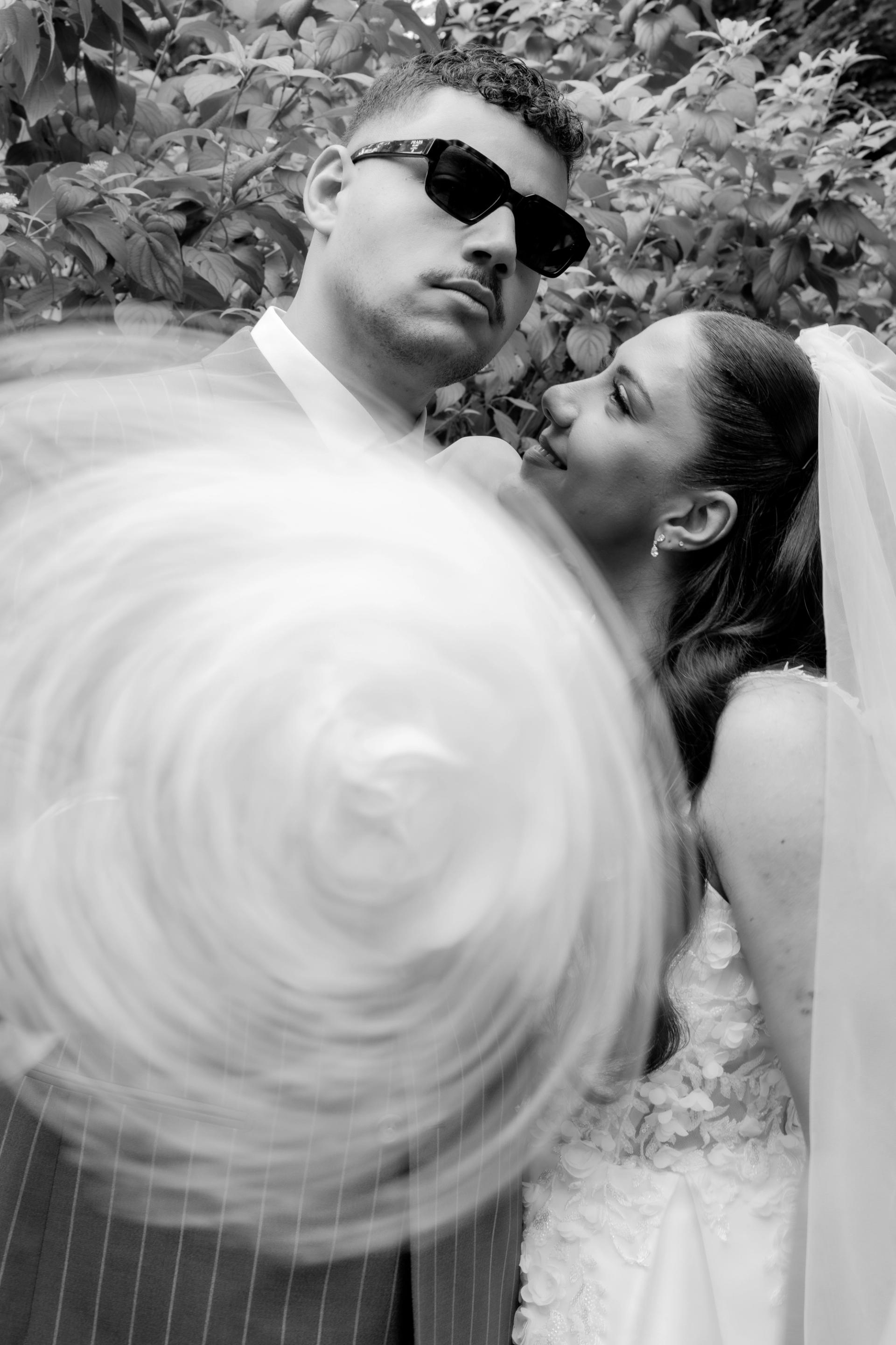 Portrait en noir et blanc de Marie Ange et William pendant leur mariage à Paris