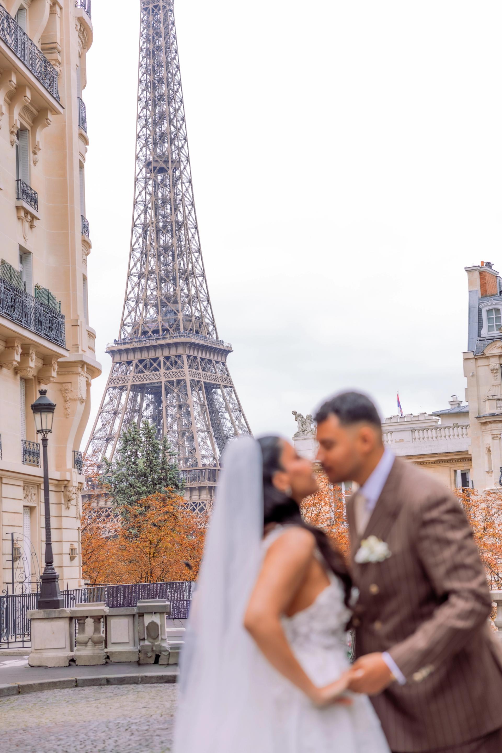 William enlace Marie Ange devant la tour Eiffel