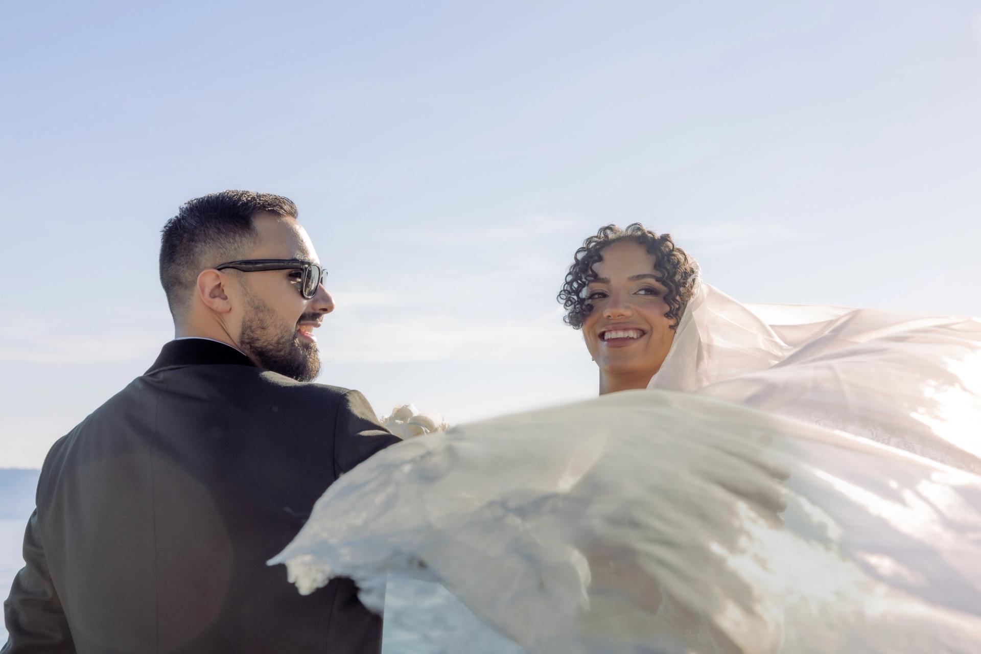 Rafaël et Julia sous le voile au bord du lac