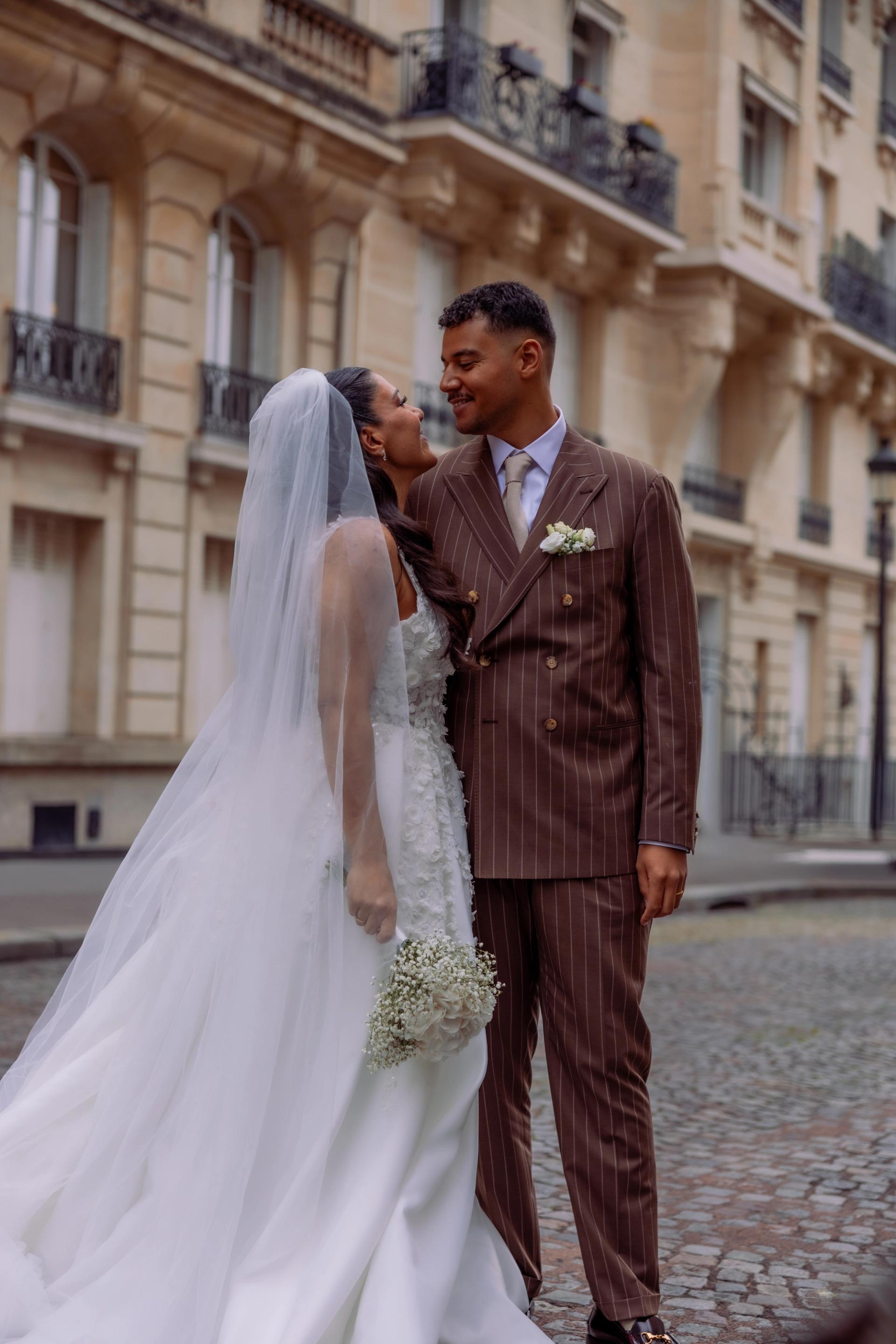 Baiser des mariés dans une rue de Paris