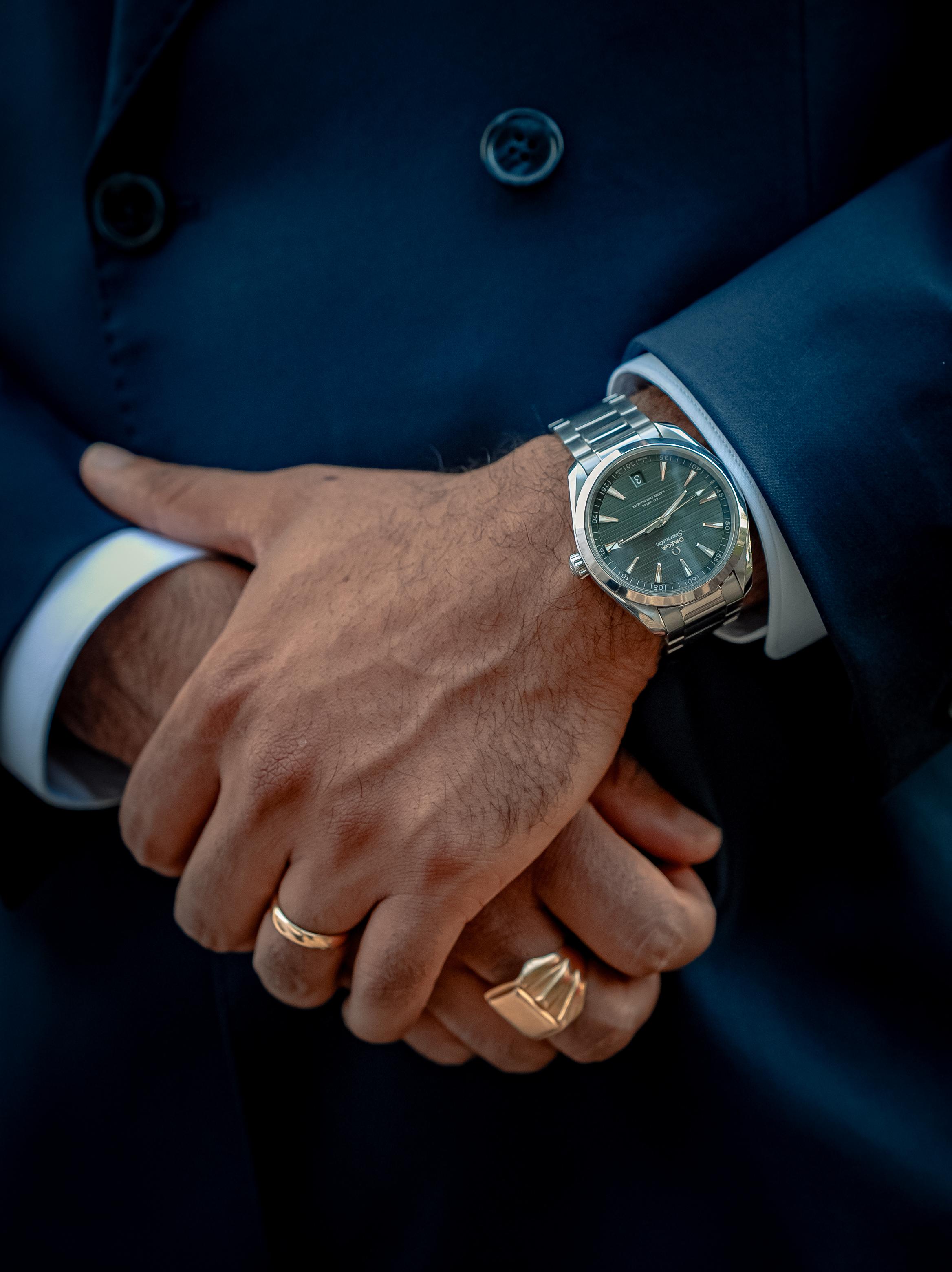 Mains et montre de Loïc avec son alliance