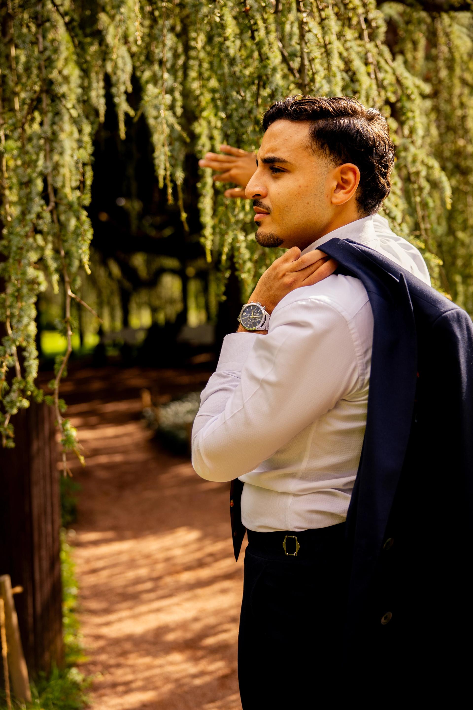 Portrait de Marco sous les arbres du jardin