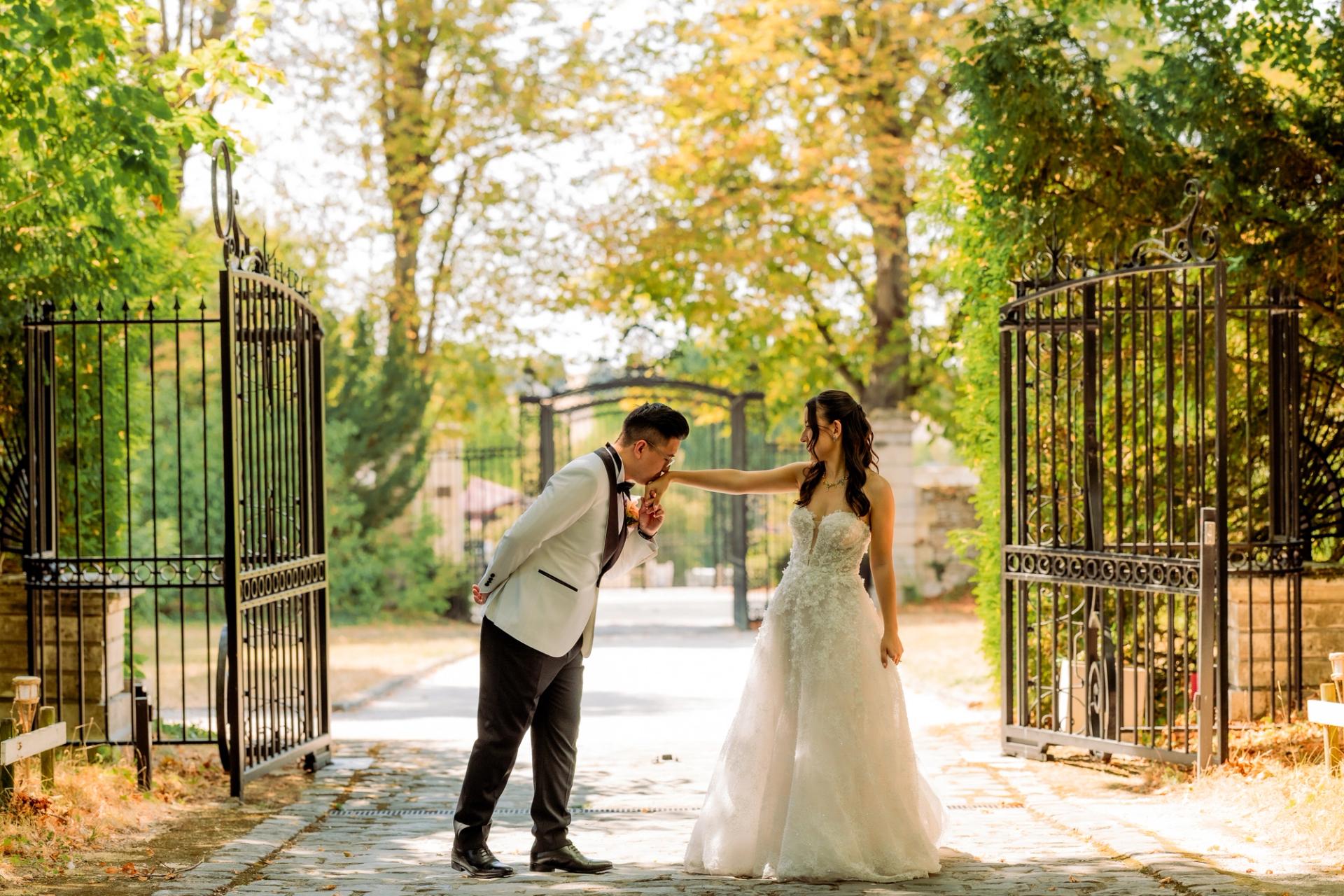 Geste tendre de Jacky et Anaïs à l’entrée du château