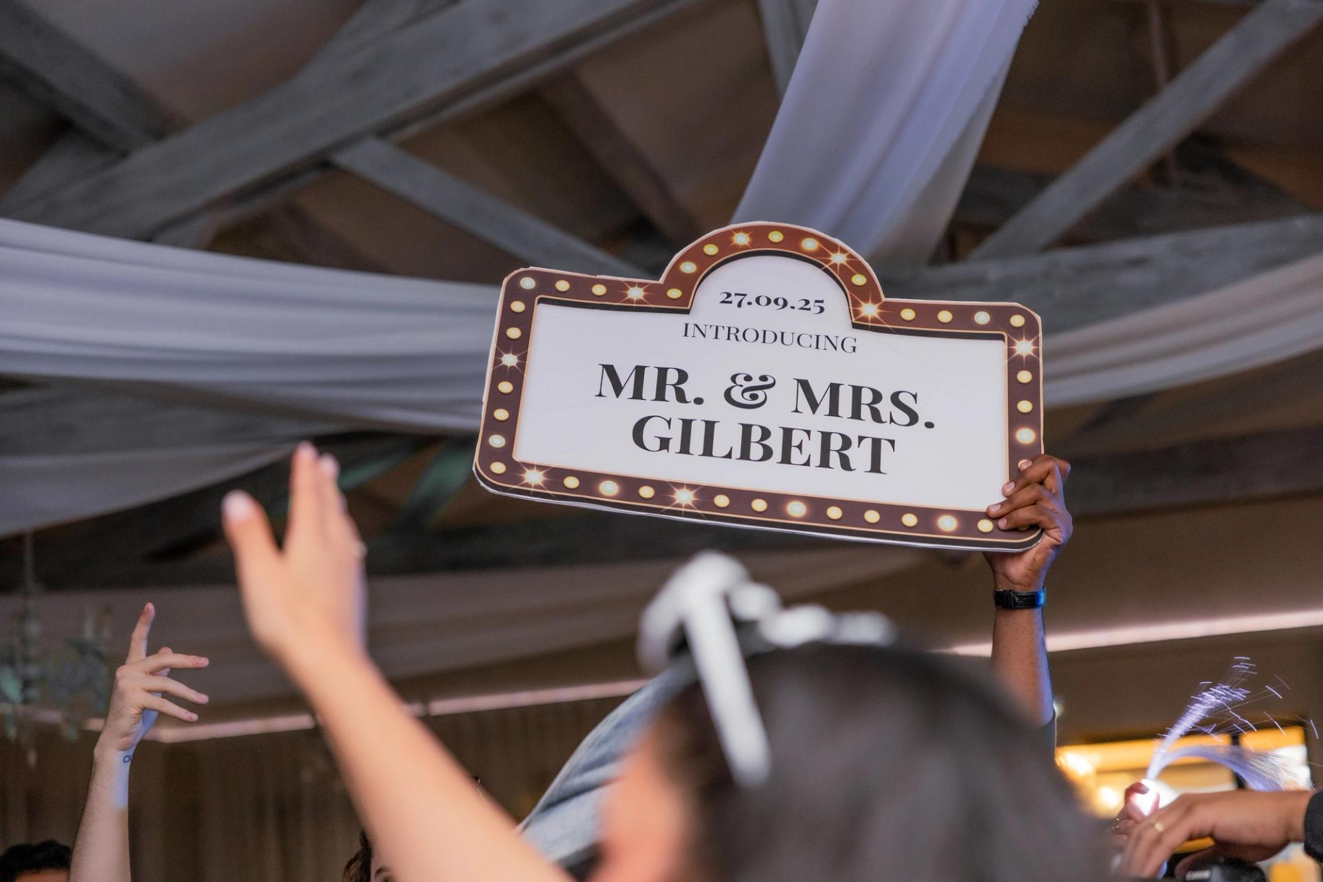 Pancarte Mr. & Mrs. Gilbert avec la date du mariage
