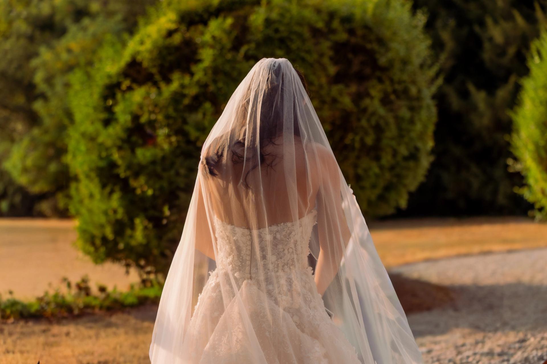Anaïs de dos sous son voile dans le parc