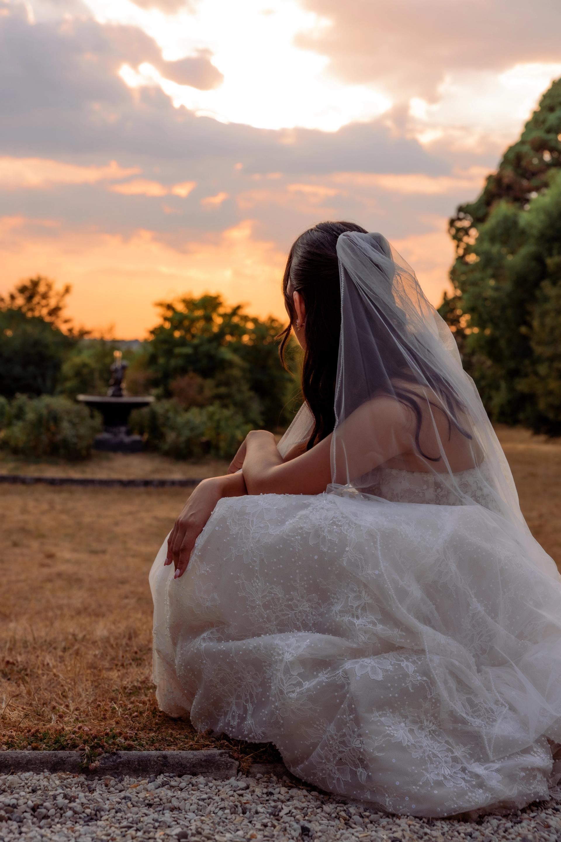 Anaïs assise dans le parc au coucher du soleil