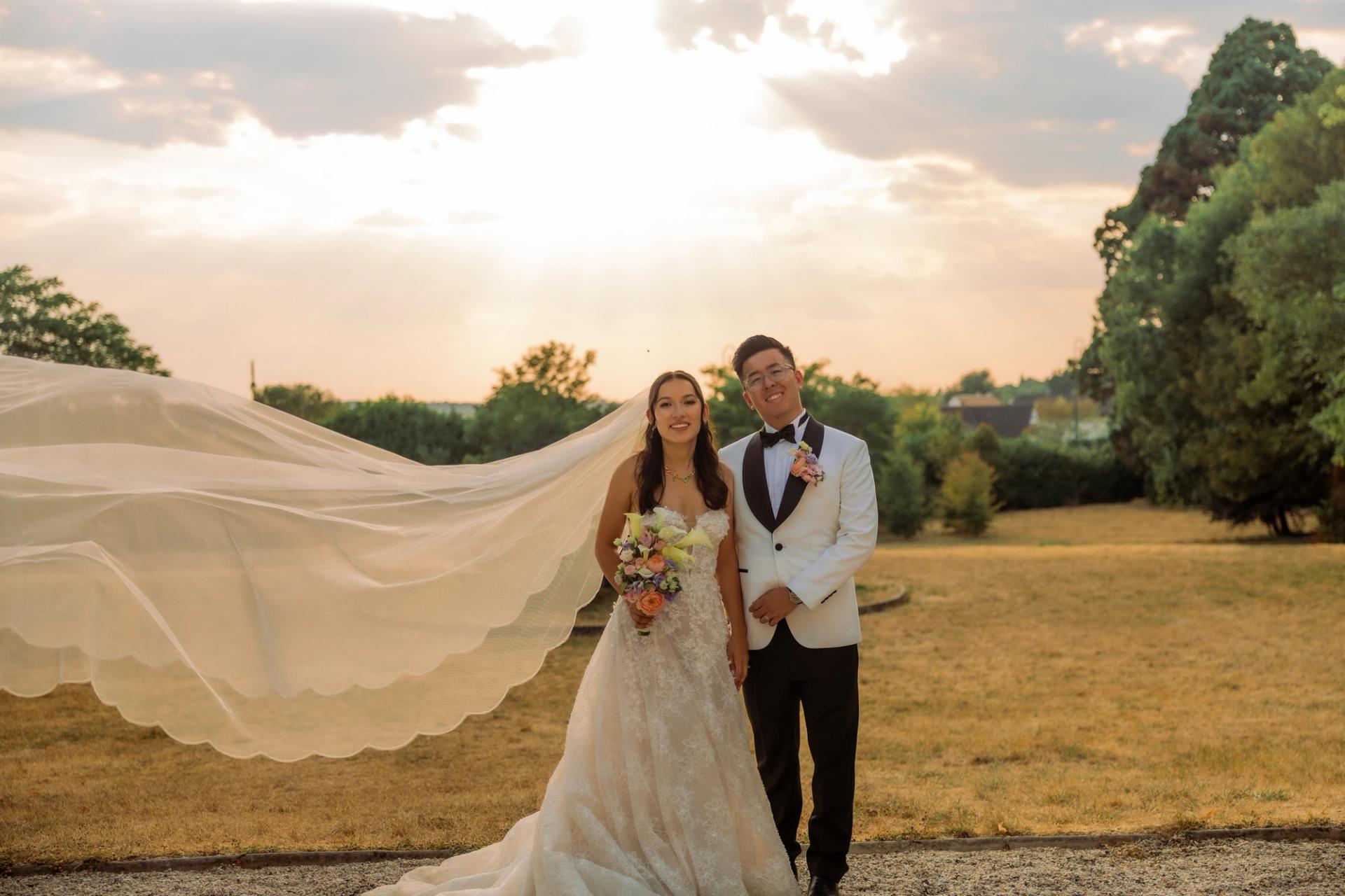 Jacky et Anaïs marchent dans le parc au coucher du soleil