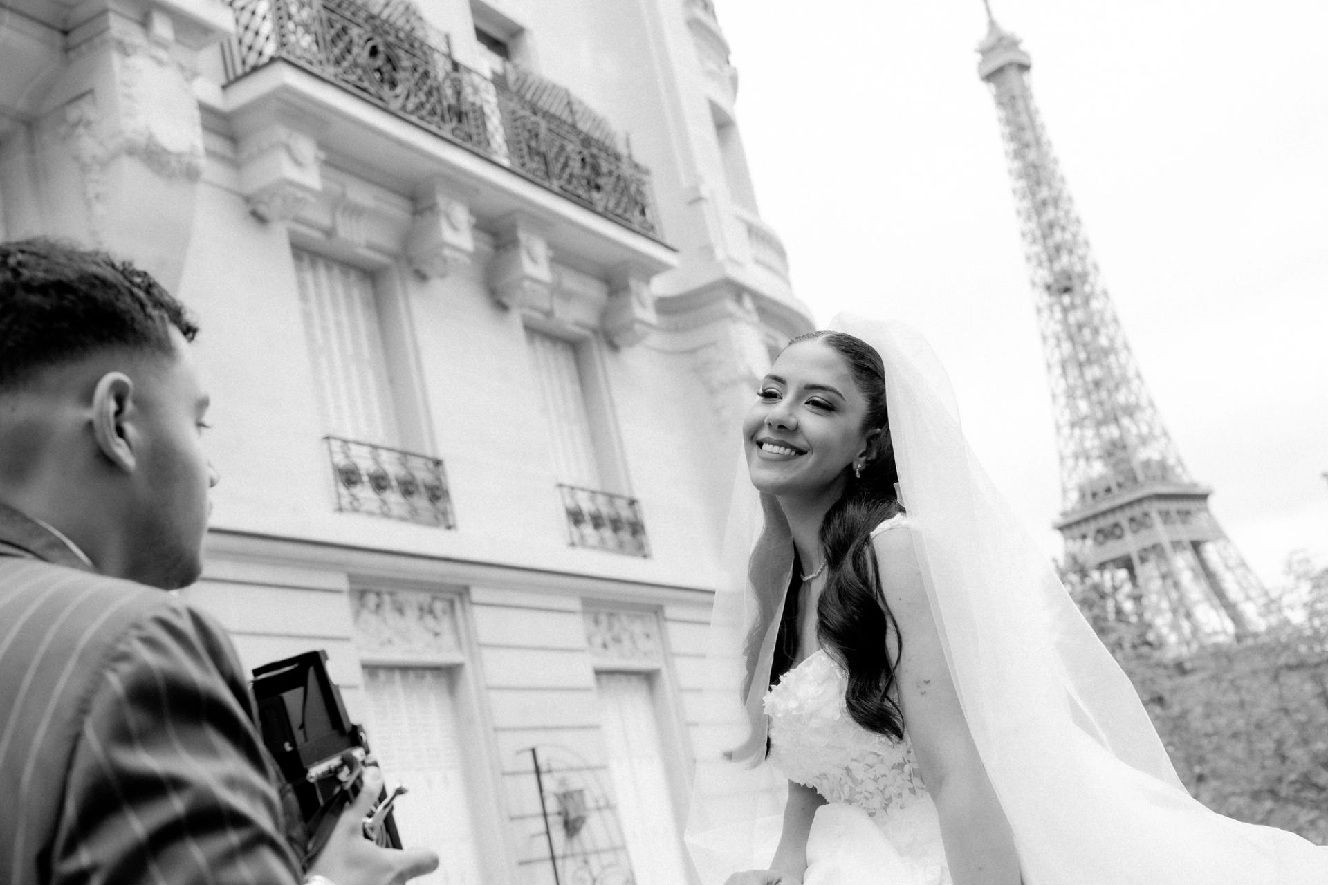 Marie Ange rit devant l’appareil de William en noir et blanc
