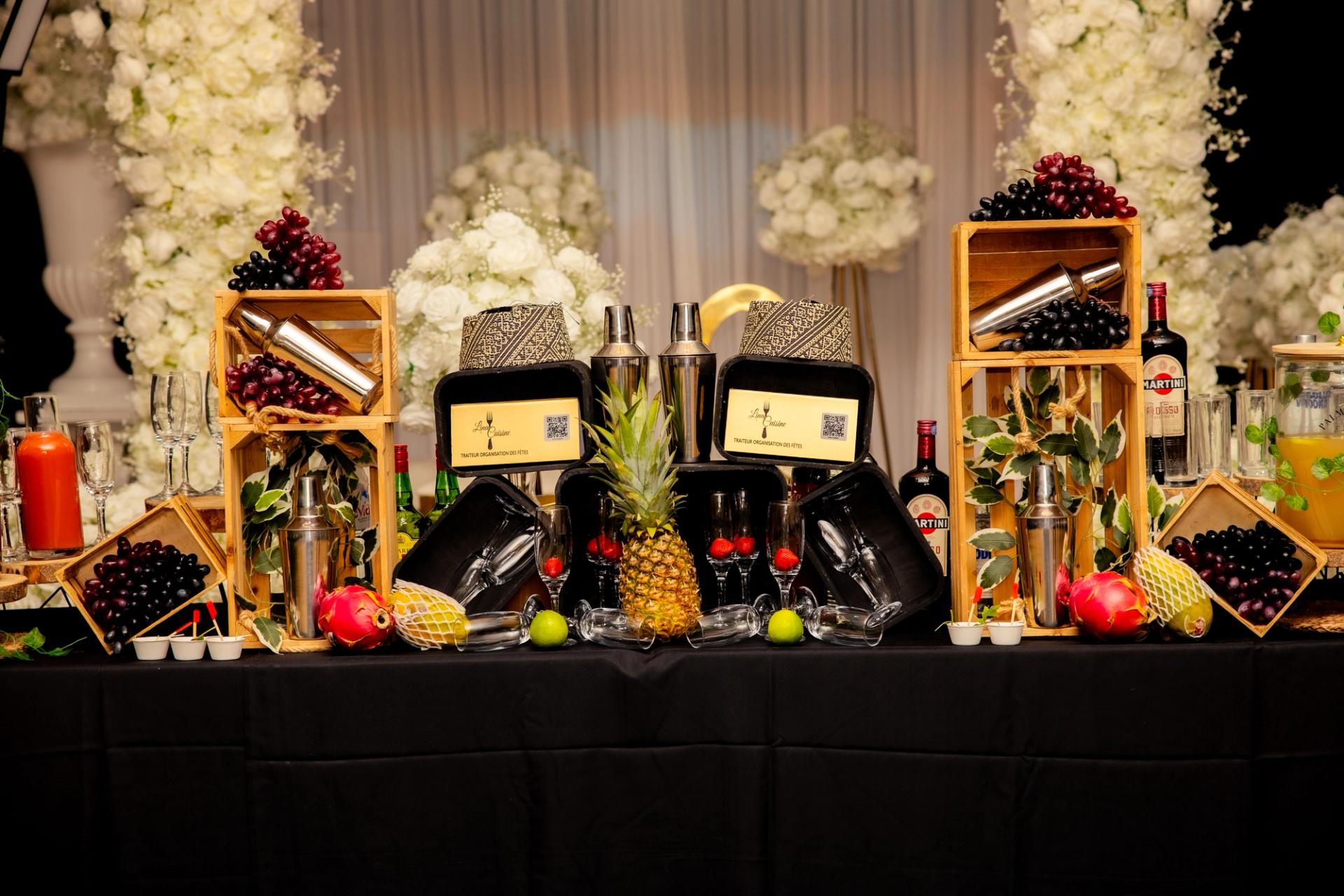 Table de douceurs et cadeaux décorée de fleurs