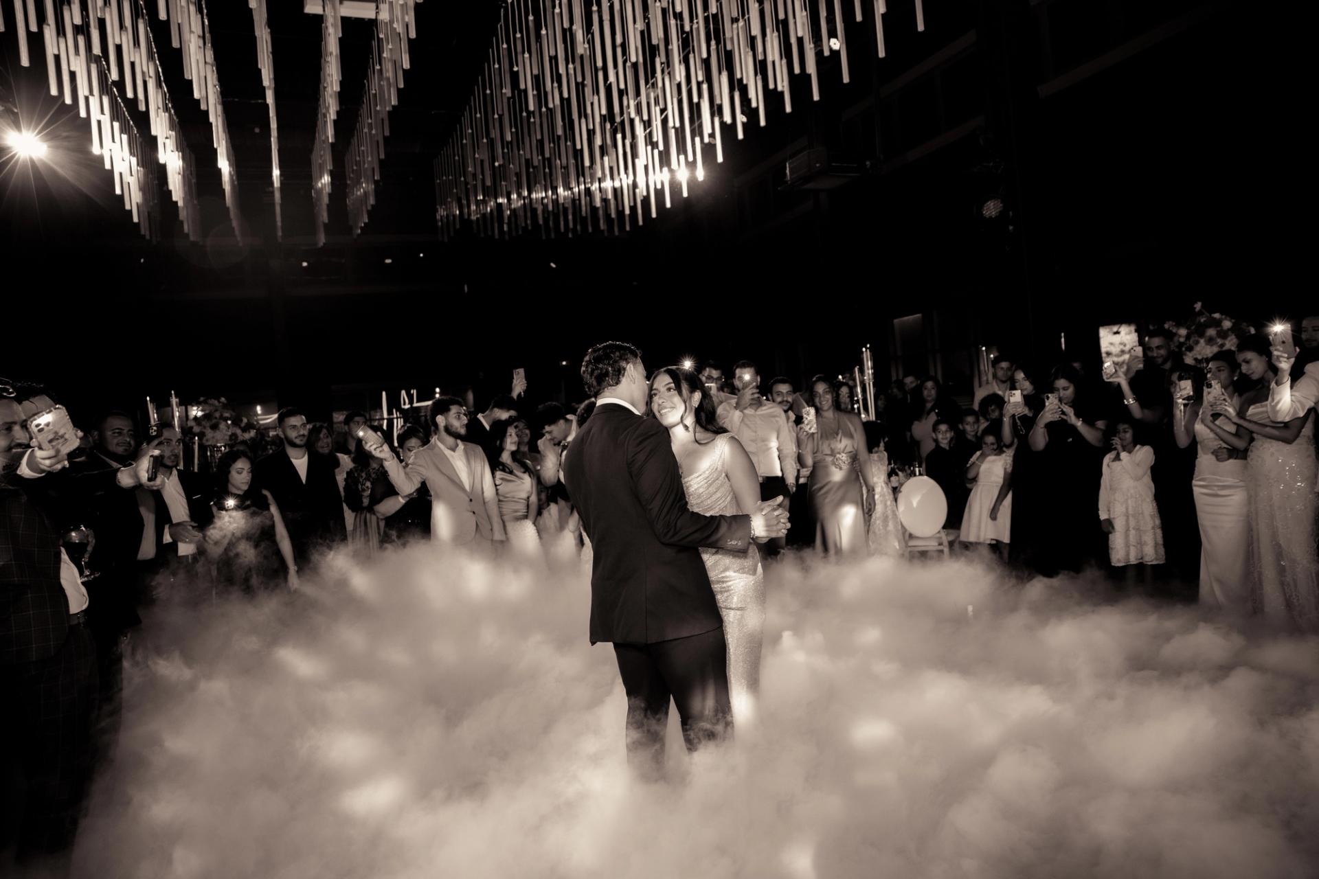 Première danse dans la fumée sous les lumières en noir et blanc