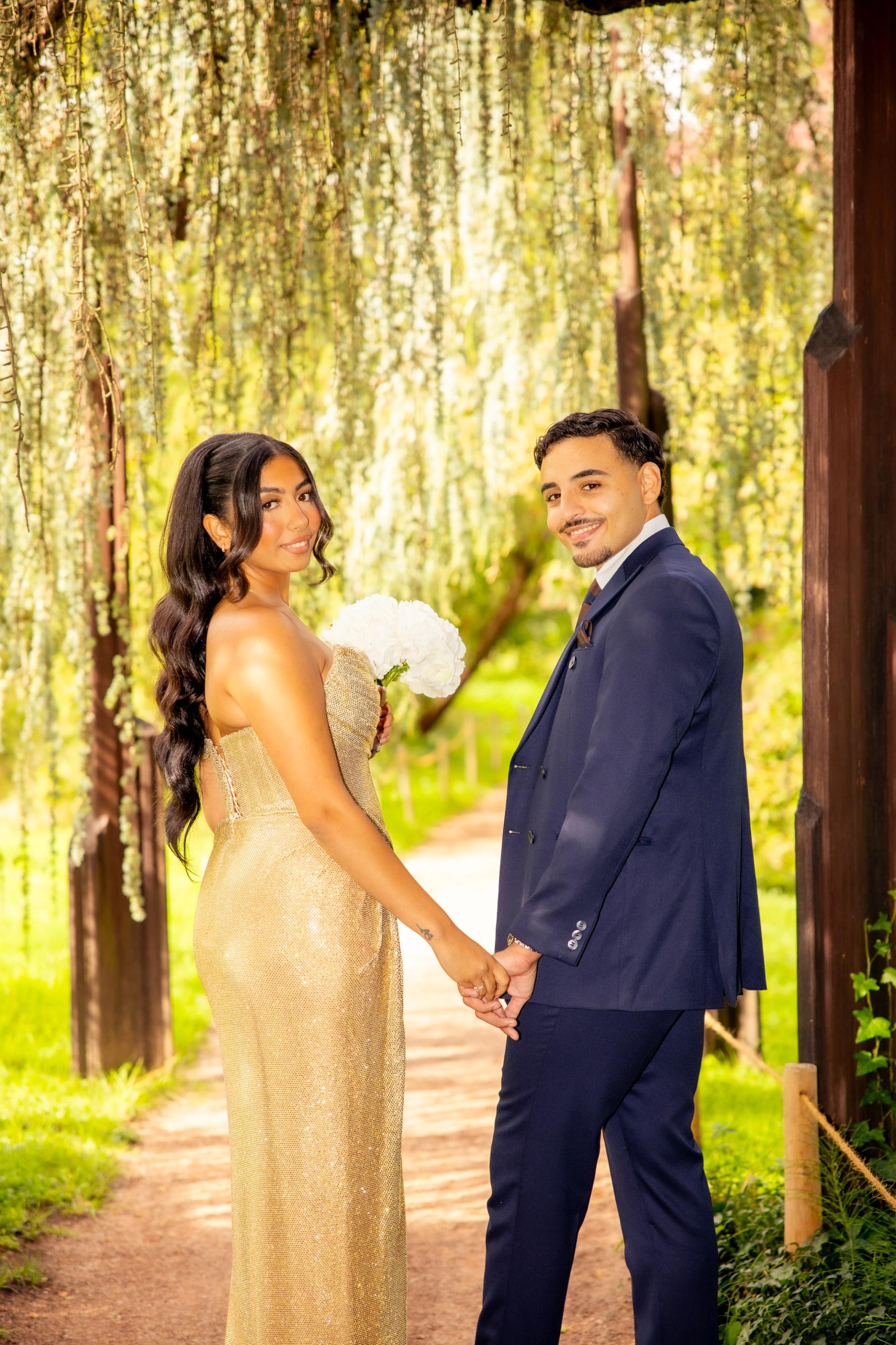 Portrait du couple sous les branches retombantes