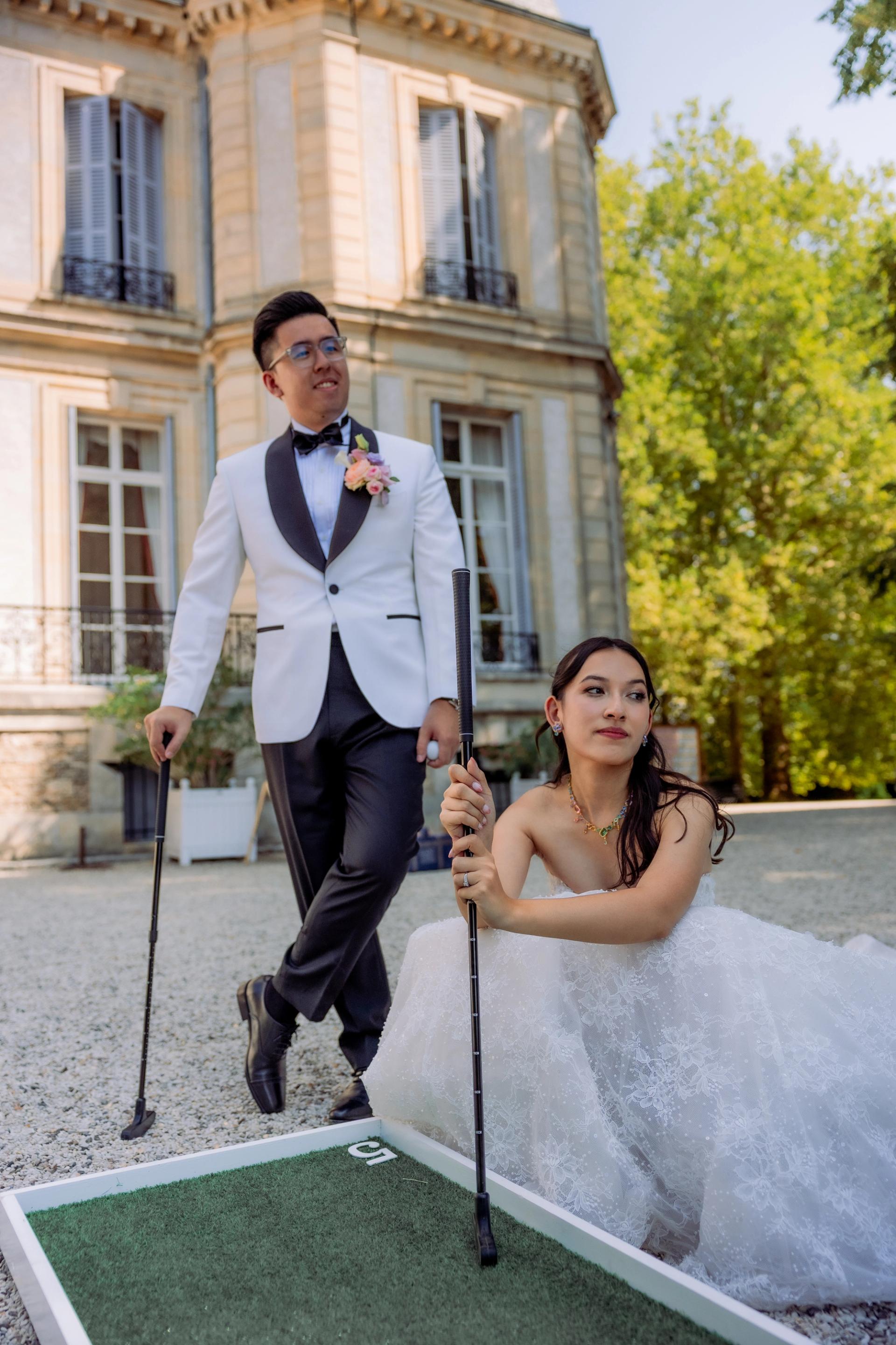 Jacky joue au golf sous le regard d’Anaïs