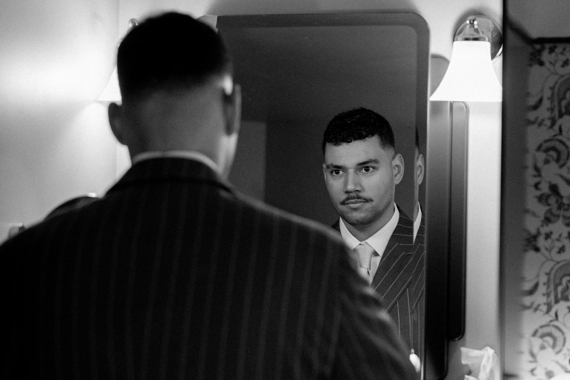 William se regarde dans le miroir en noir et blanc