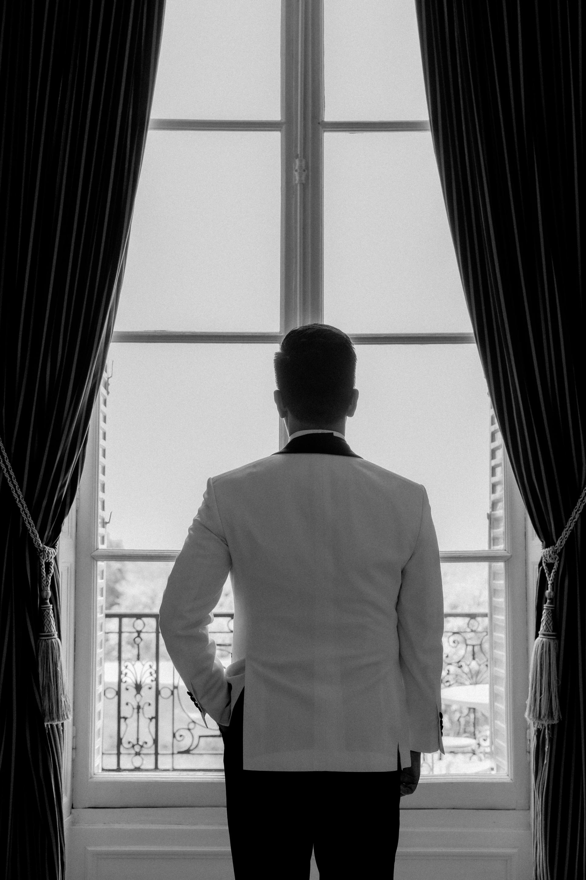 Jacky devant la fenêtre du château en noir et blanc