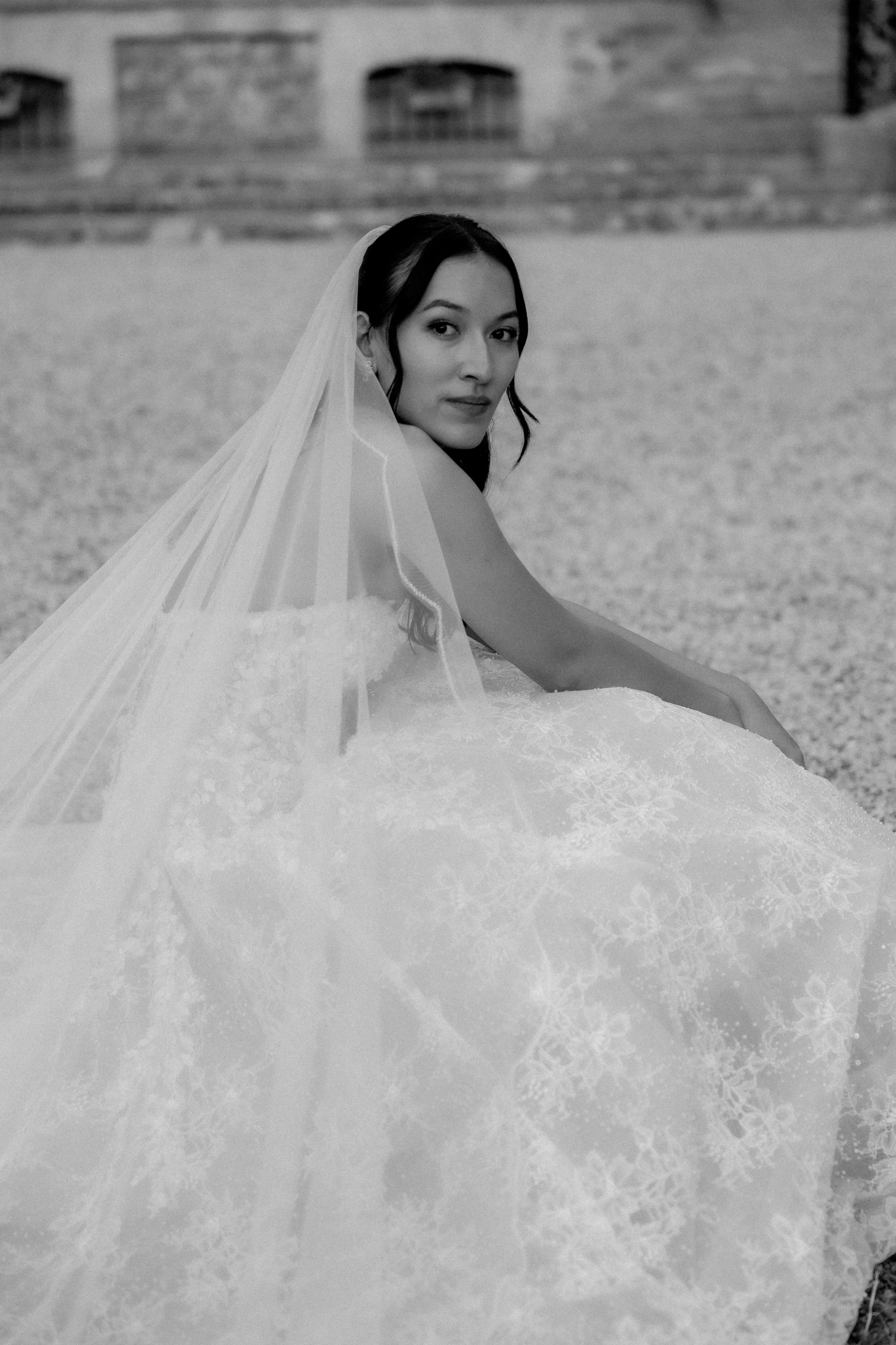 Portrait d’Anaïs assise dans sa robe en noir et blanc