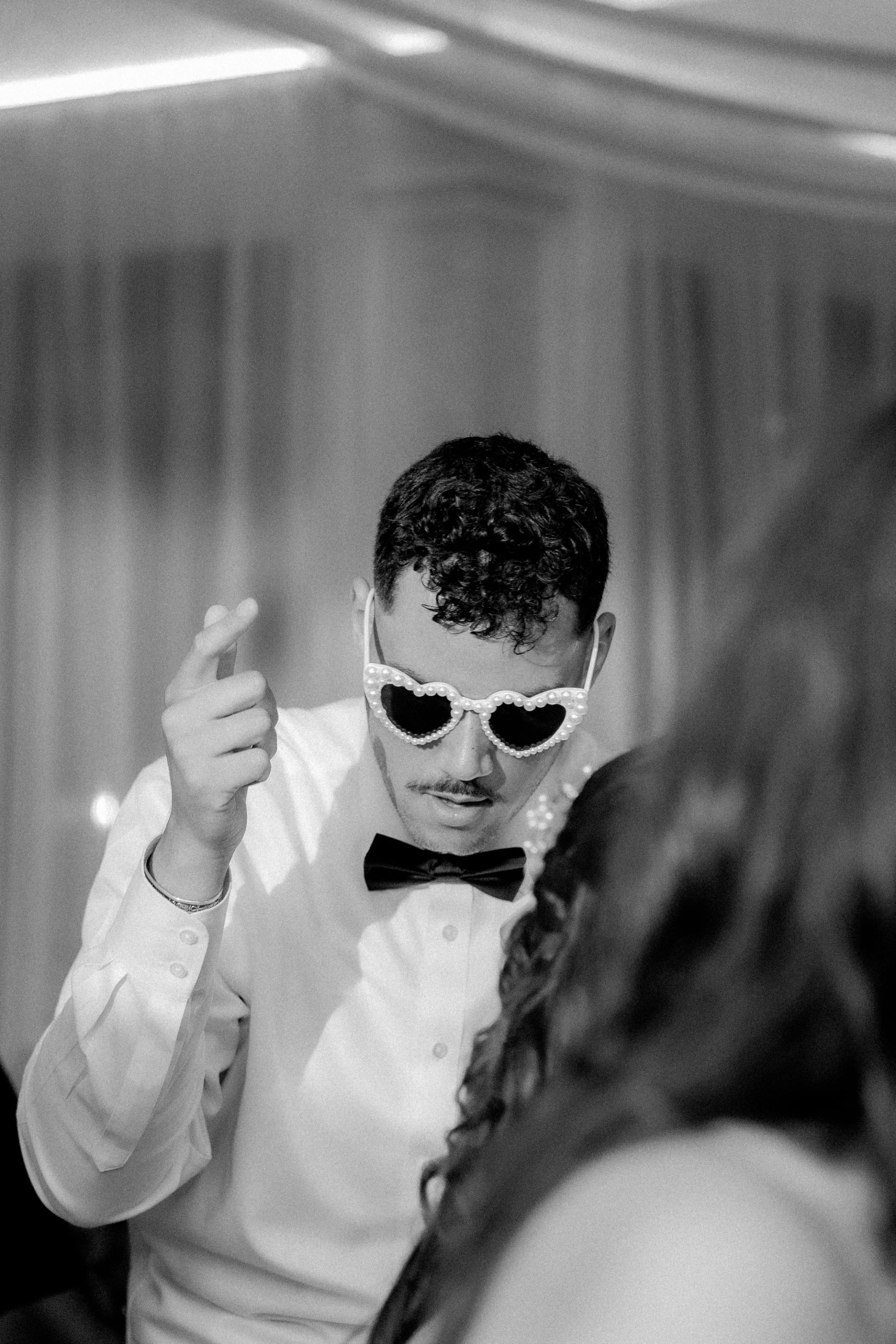 William danse avec des lunettes de soleil en noir et blanc