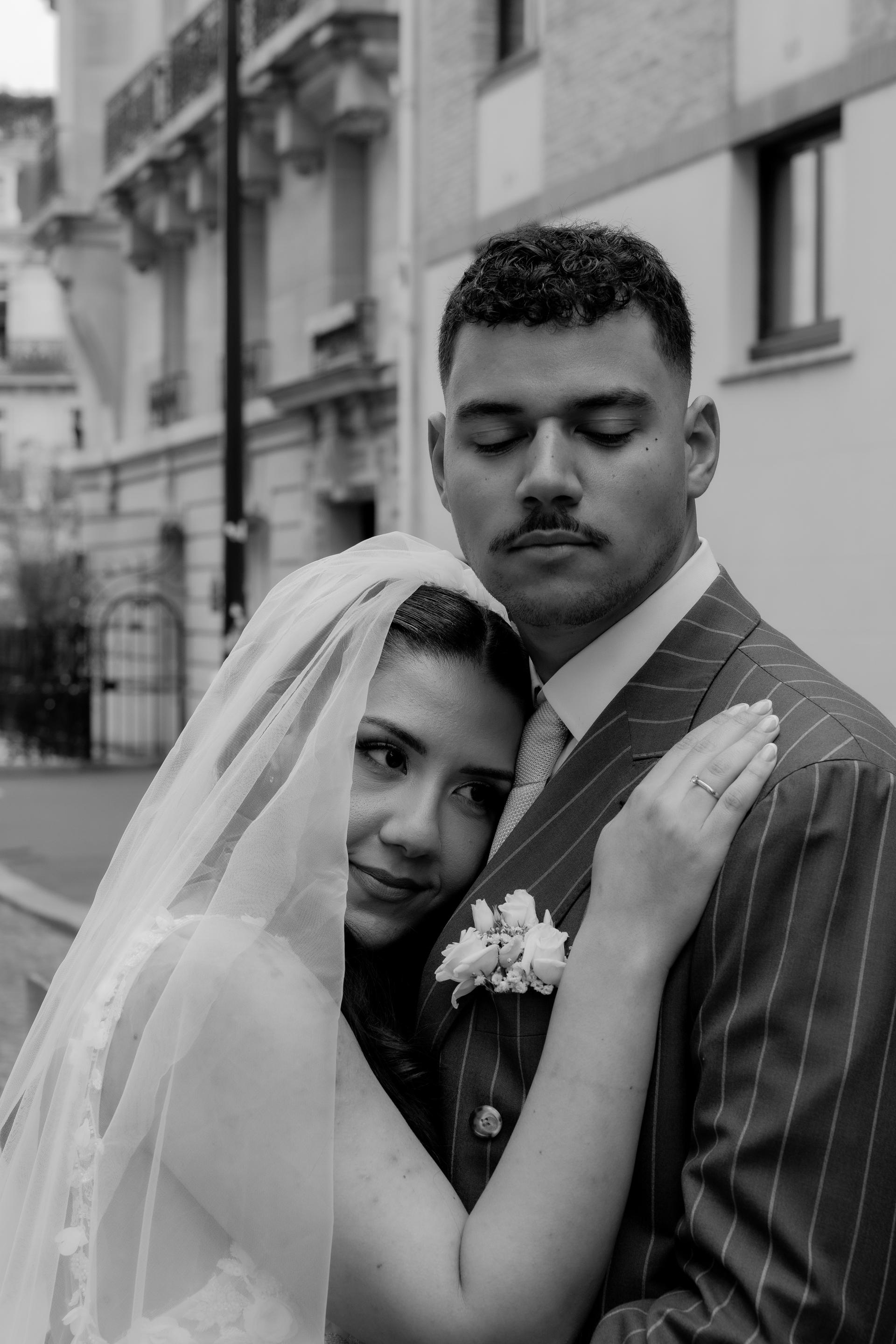 Portrait de Marie Ange et William dans une rue de Paris en noir et blanc