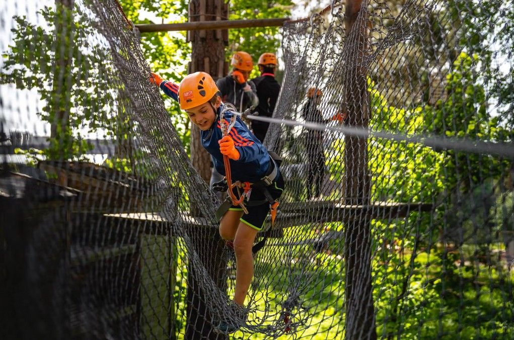 A child on a climbing adventure in Flowpark