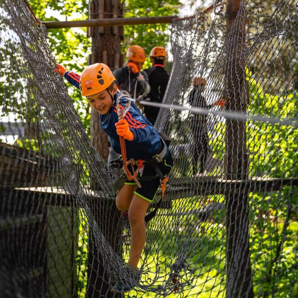 A child on a climbing adventure in Flowpark