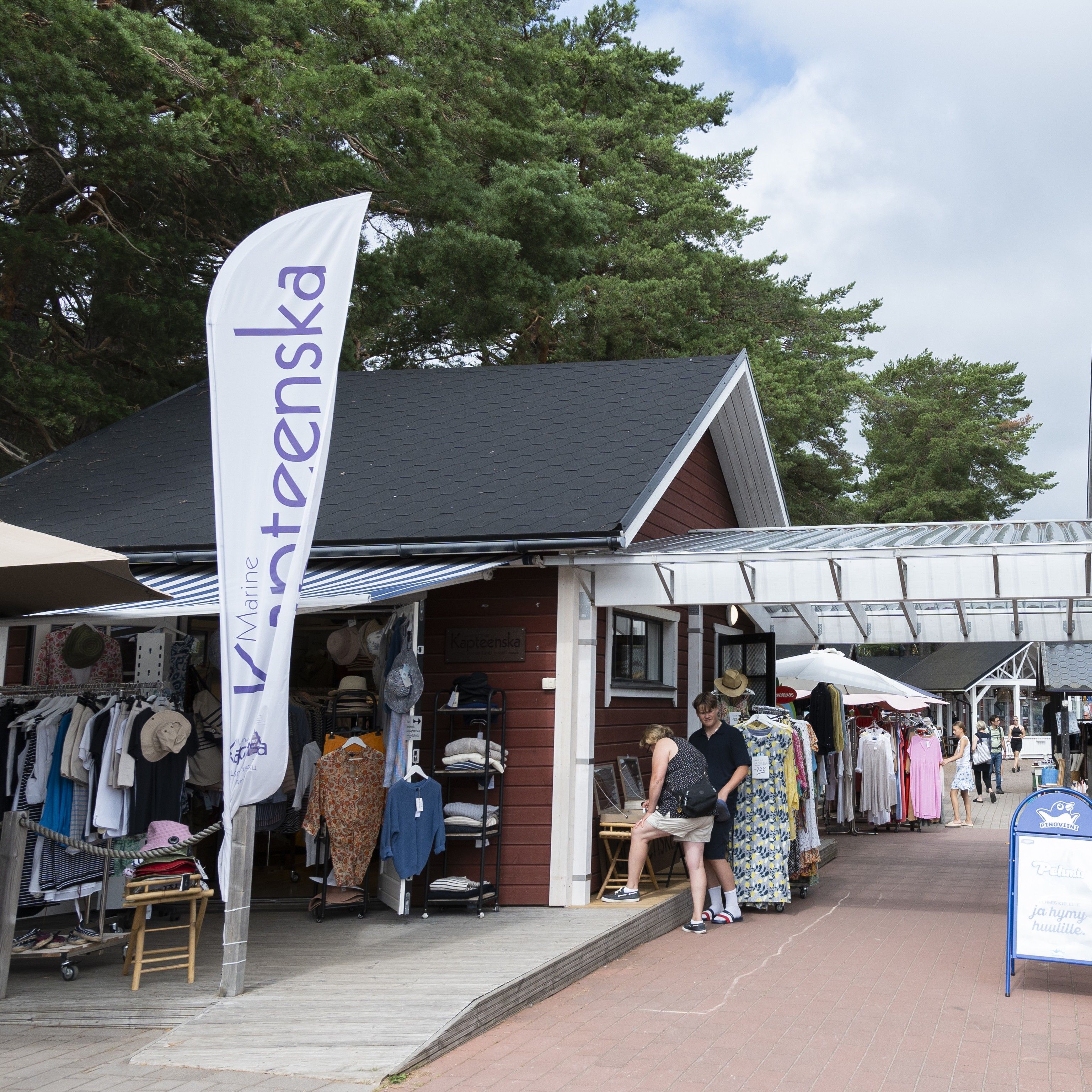 A boutique at Nauvo harbor.