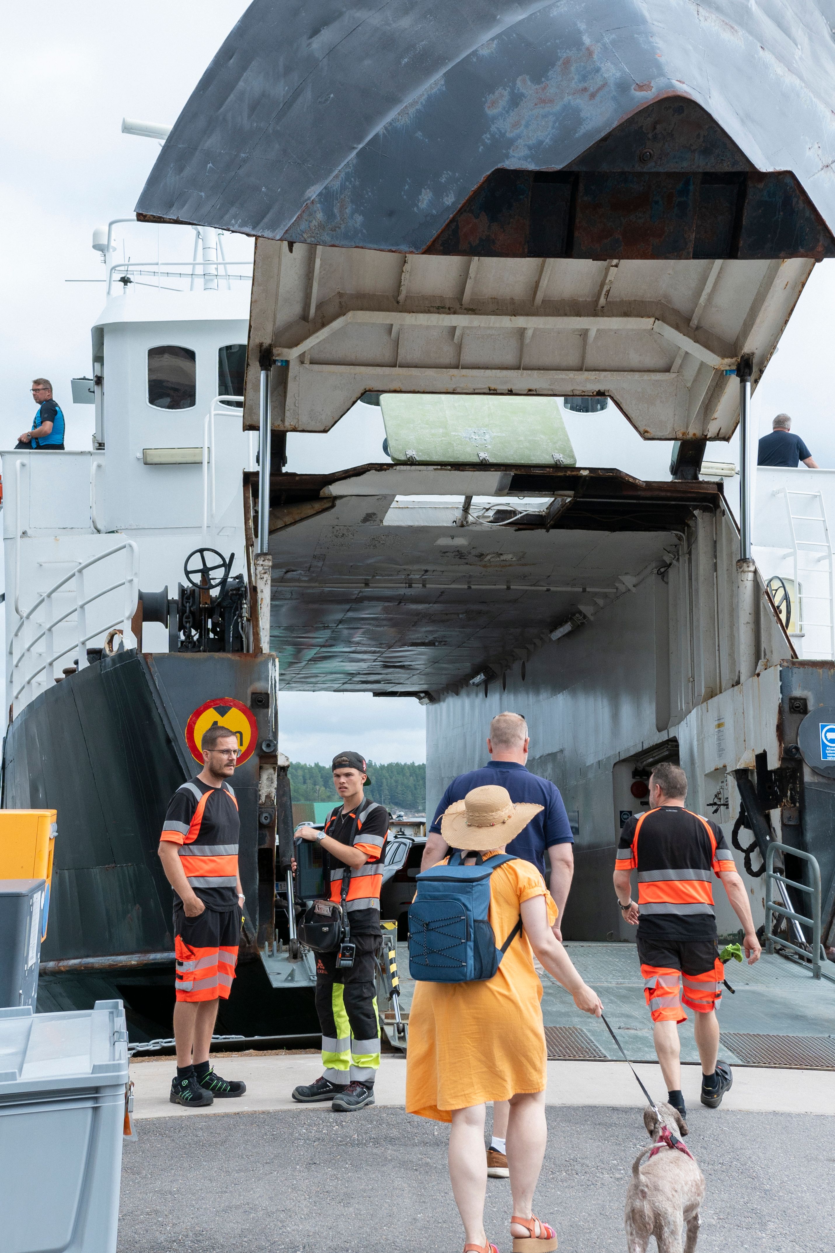 People boarding a boat in the Nauvo harbor.