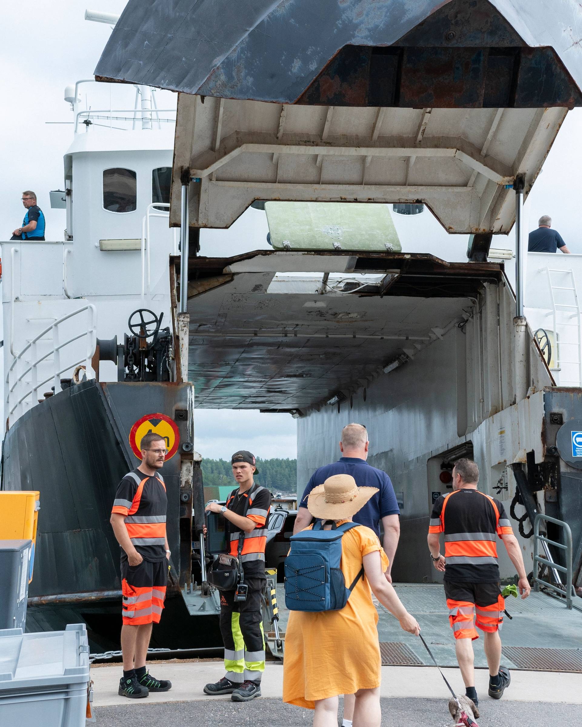 People boarding a boat in the Nauvo harbor.