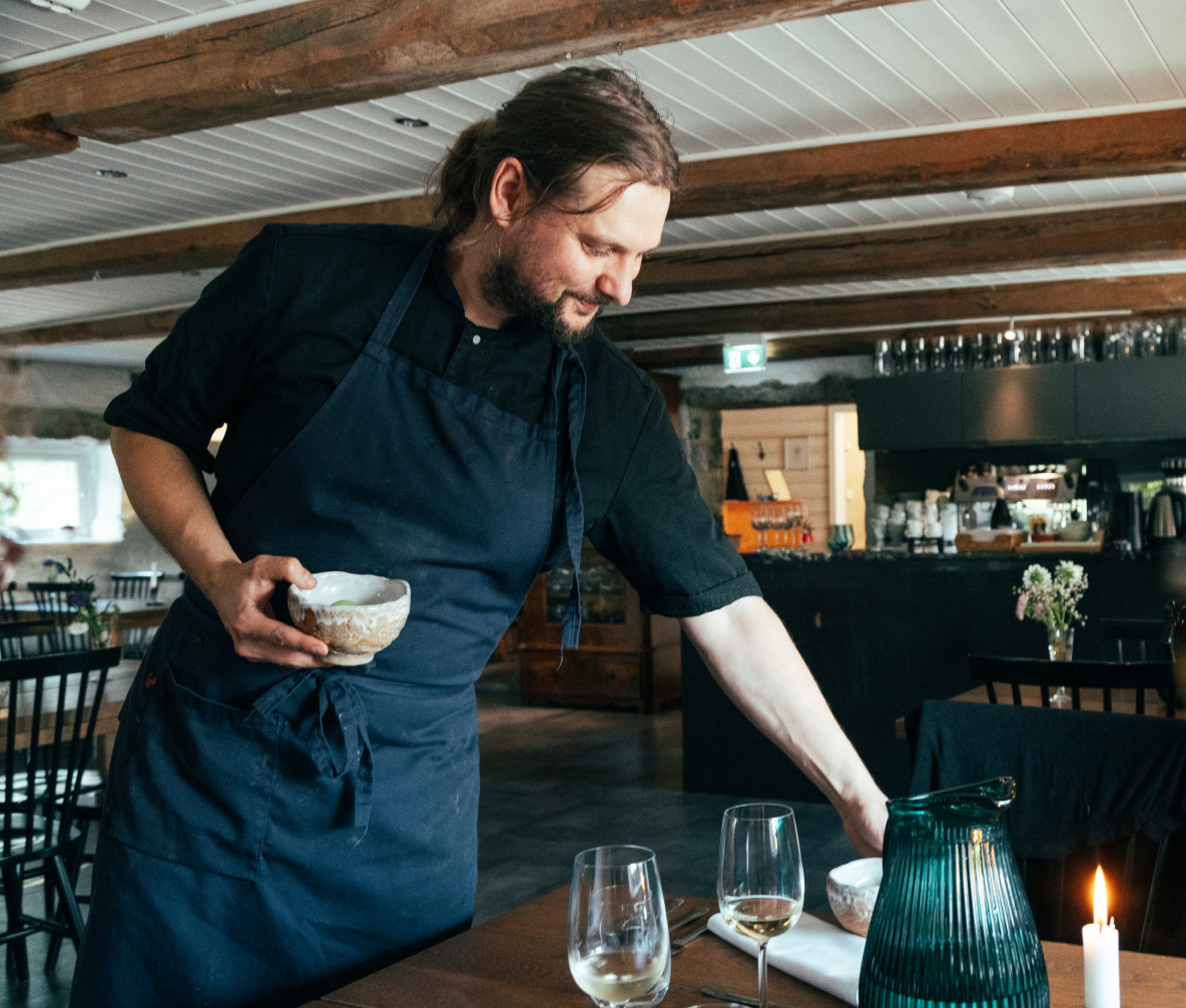 Waiter organising a table in a restaurant
