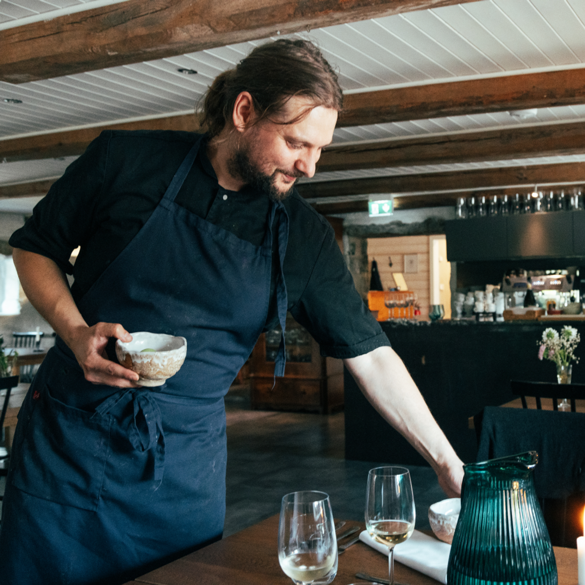Waiter organising a table in a restaurant