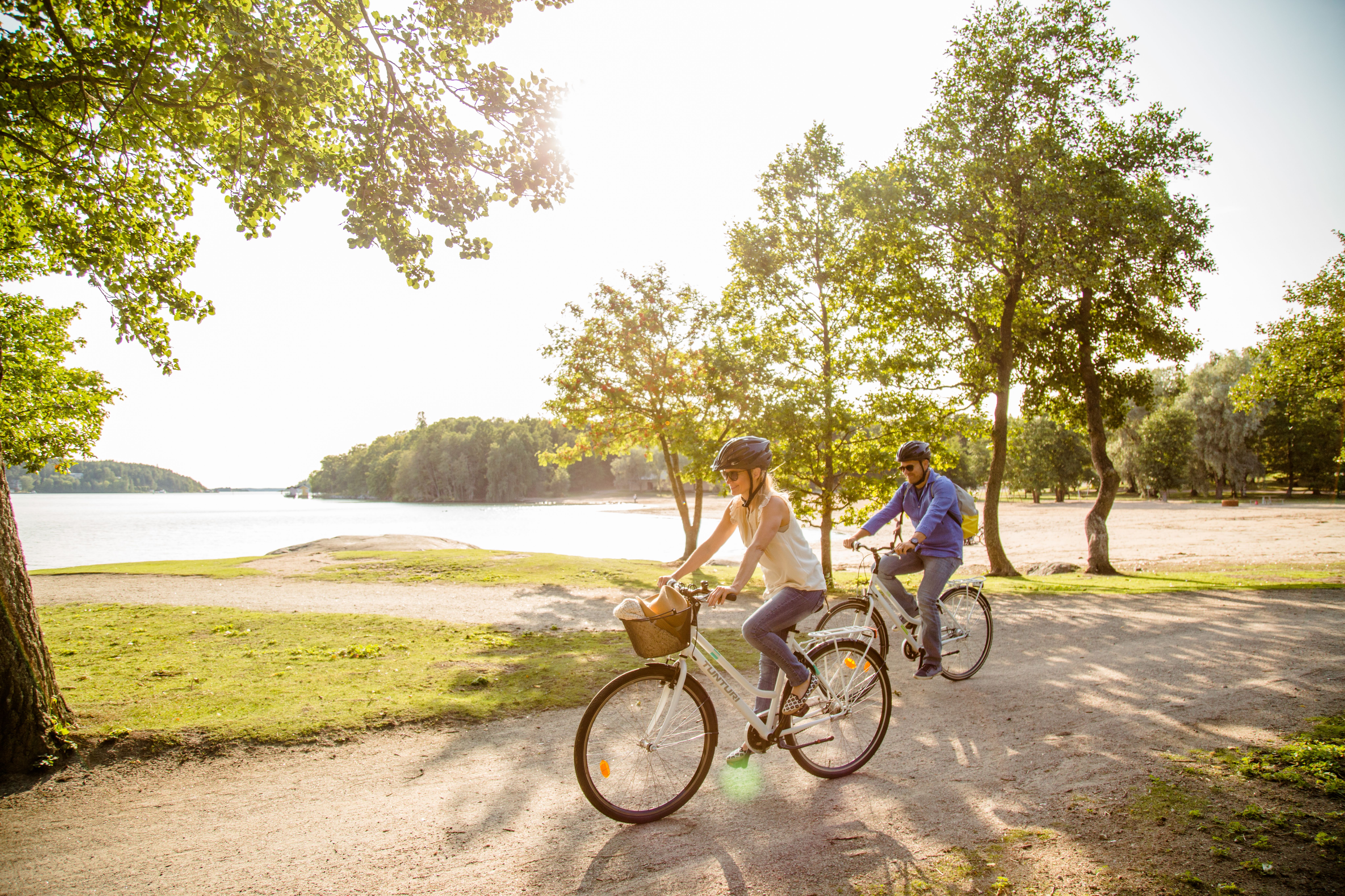 Two peolple biking in Ruissalo.