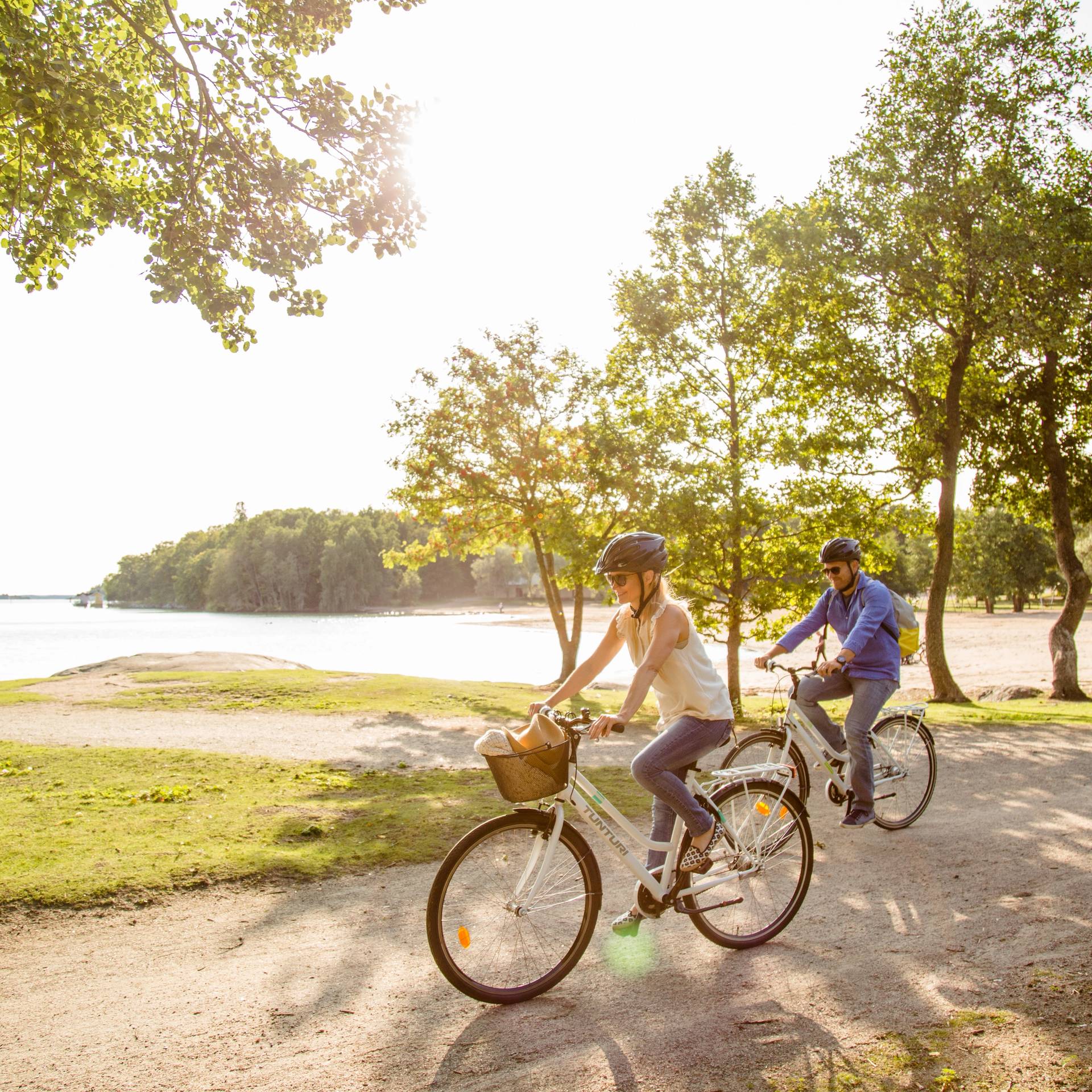 Two peolple biking in Ruissalo.