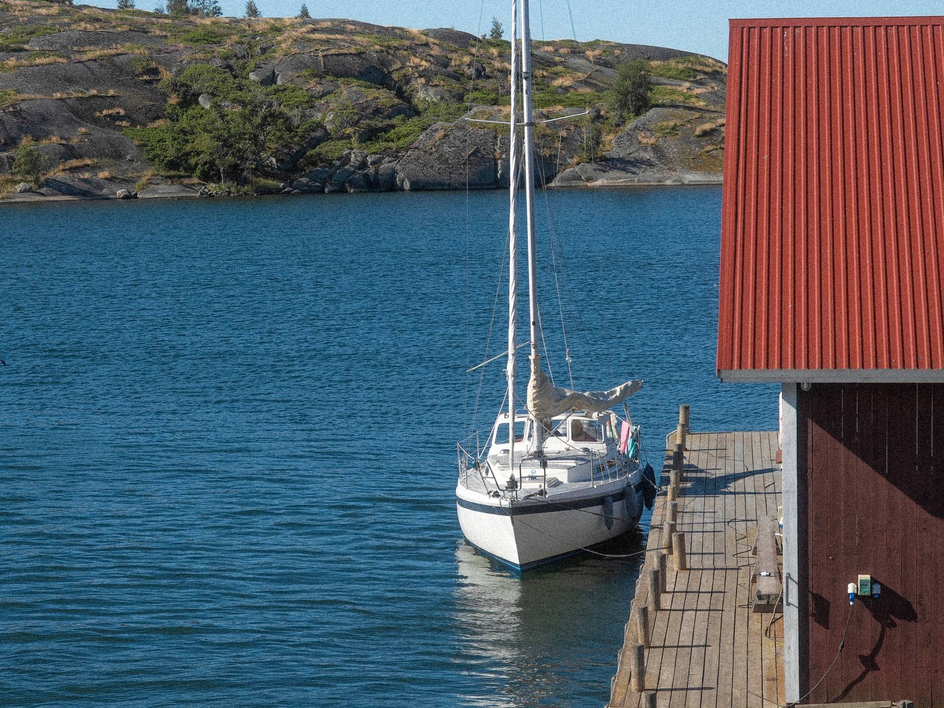 A boat on the shore of Nötö.