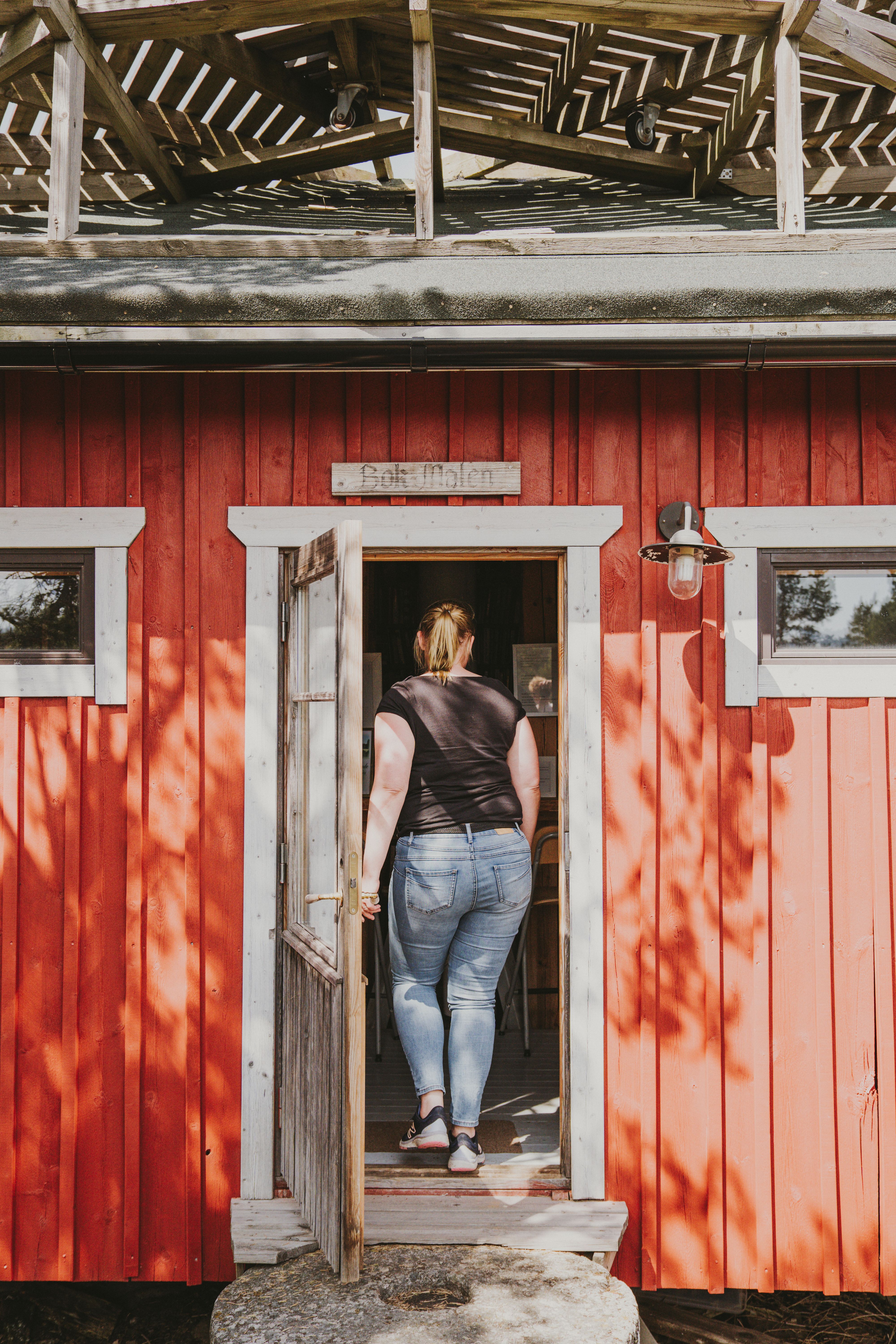A person entering a building on Kirjais.