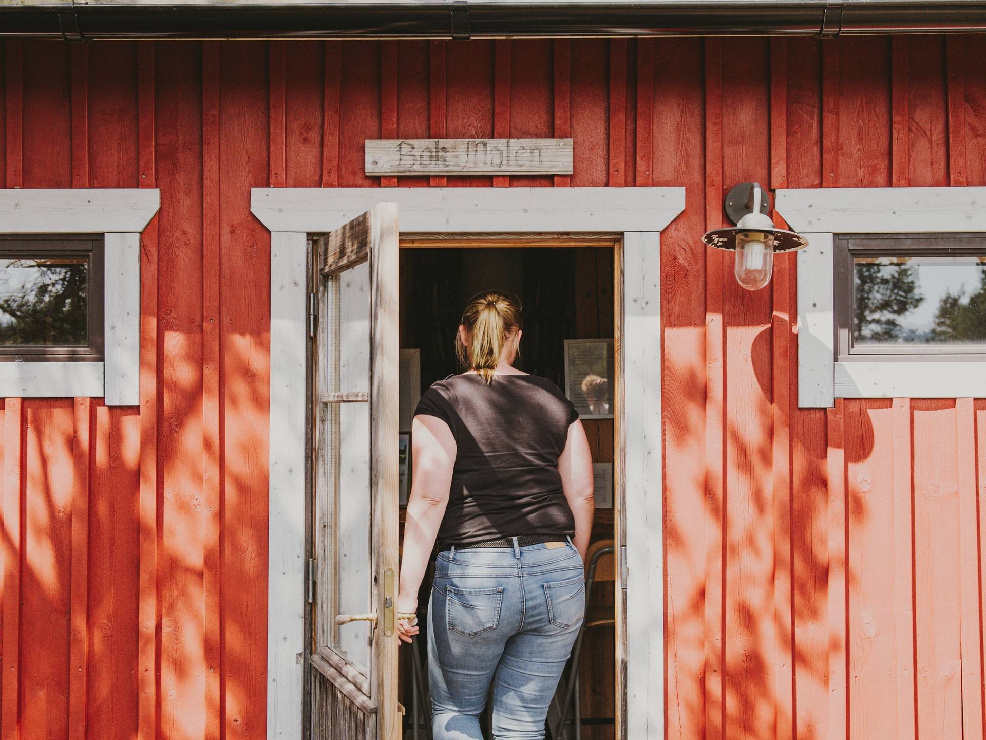 A person entering a building on Kirjais.