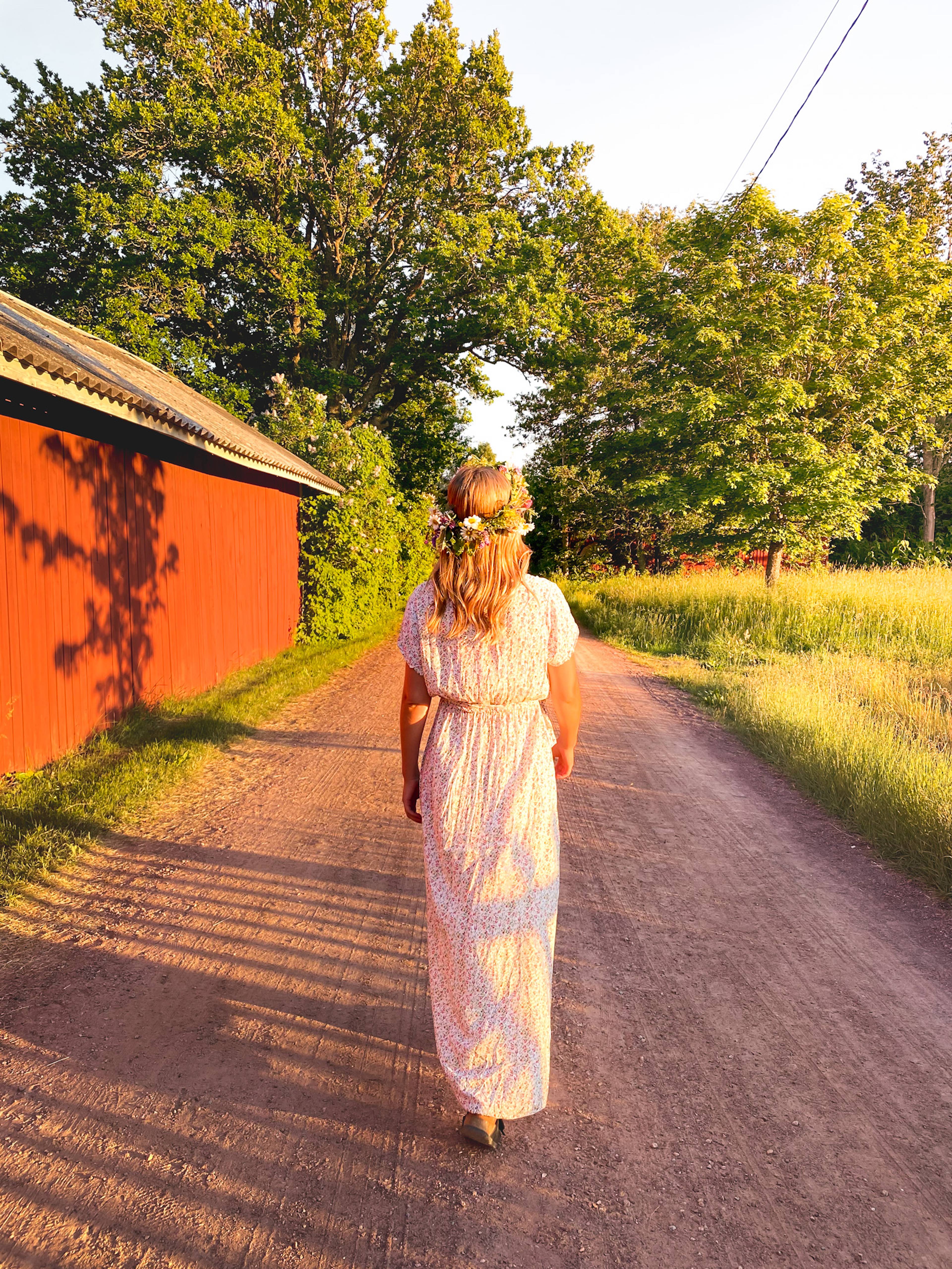 A woman wearing a flowercrown!