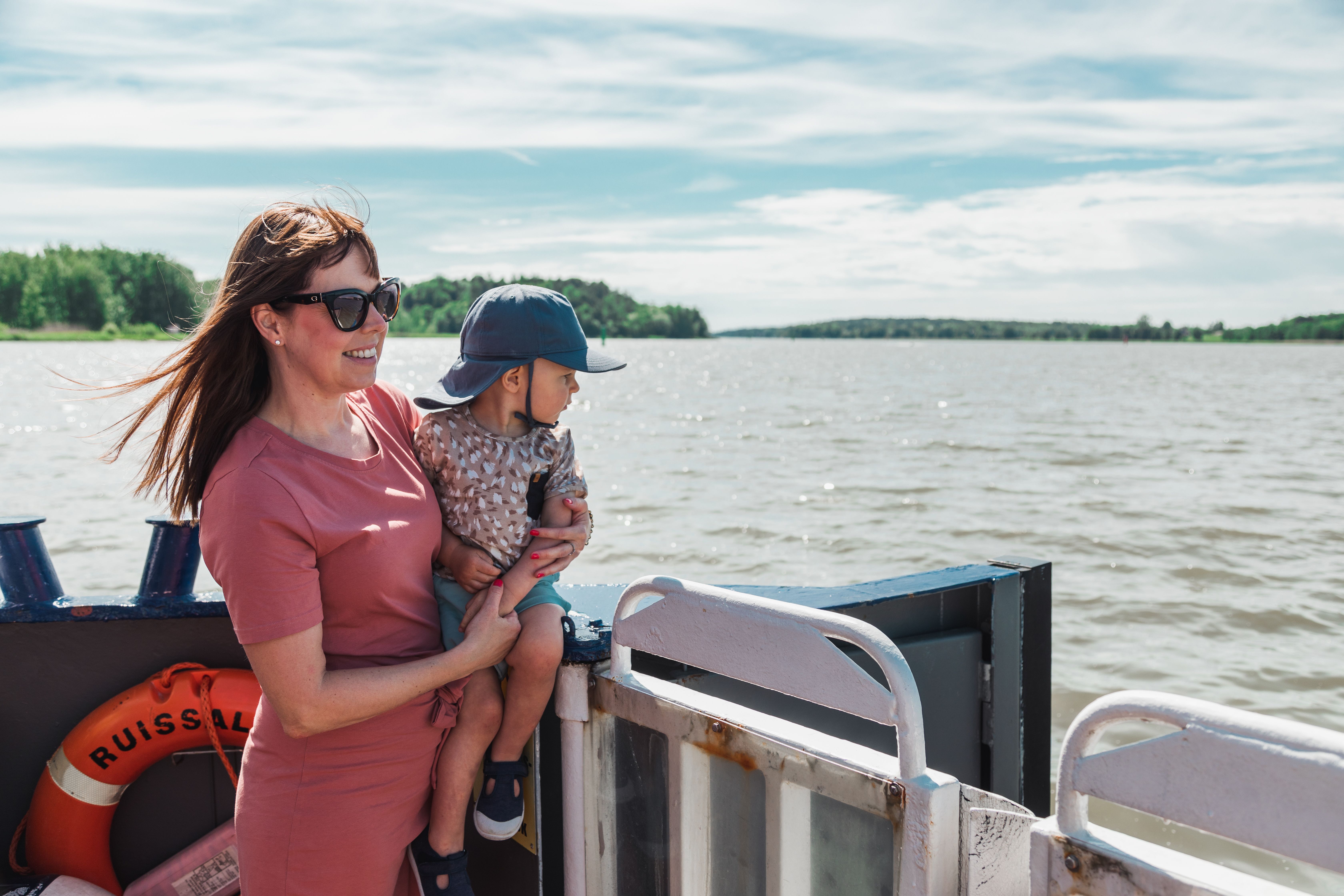 A mother and child on a water bus going to Ruissalo.